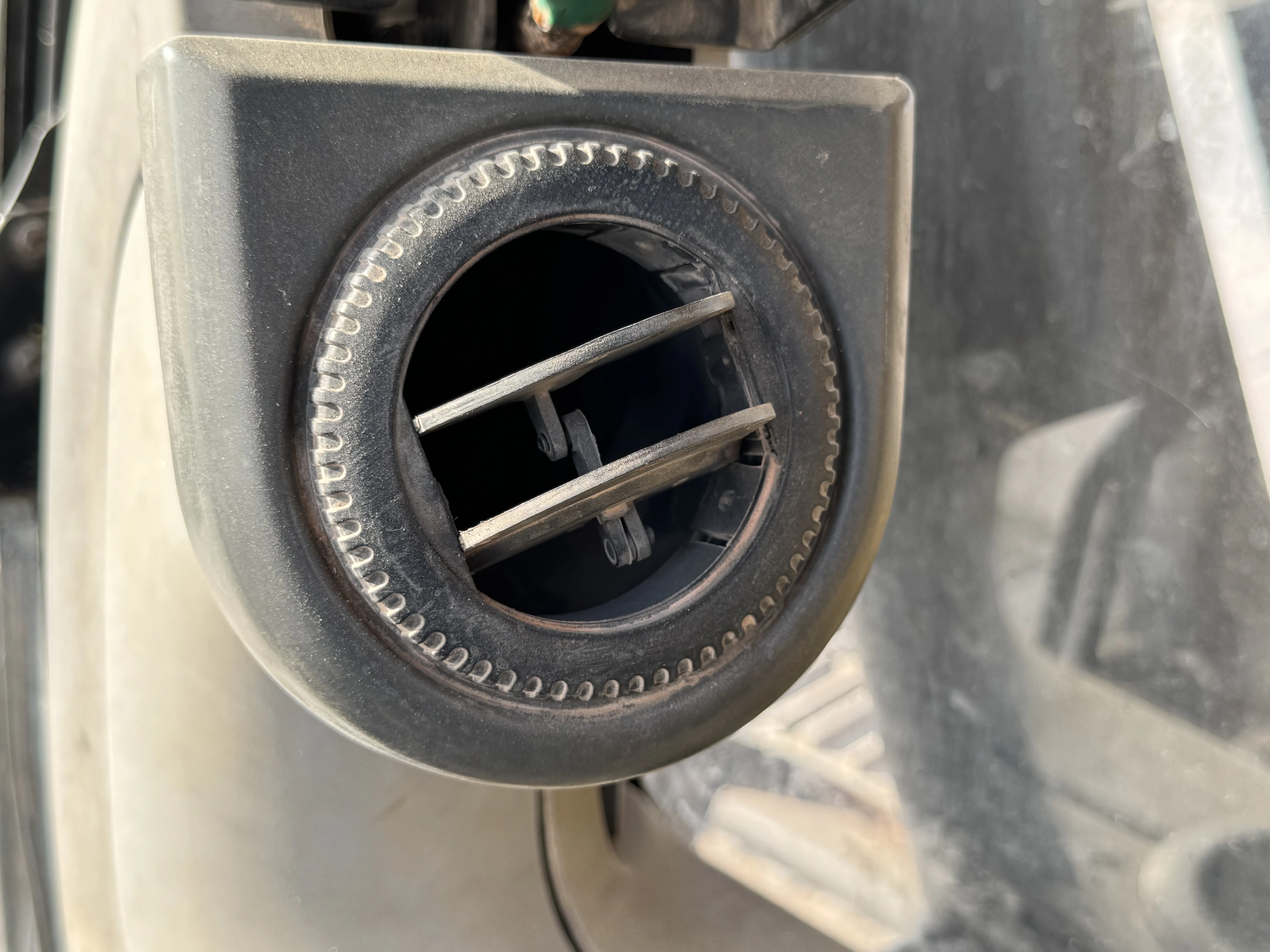MDX-001-Cat-323D3-medium-excavator-inspection-air-conditioning-vents-and-air-flow-4