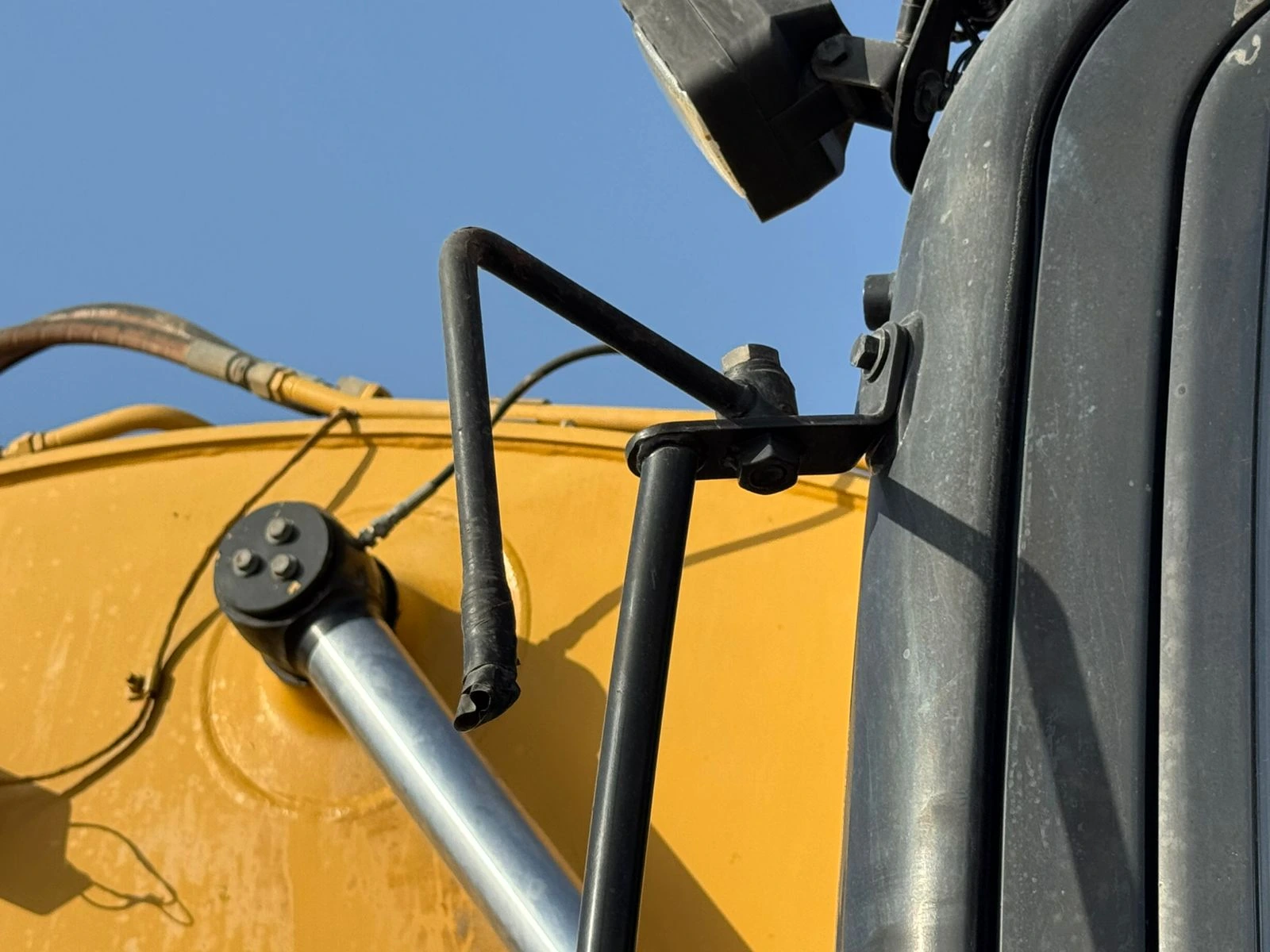 MDX-001-Cat-323D3-medium-excavator-inspection-cabin-mirrors-1