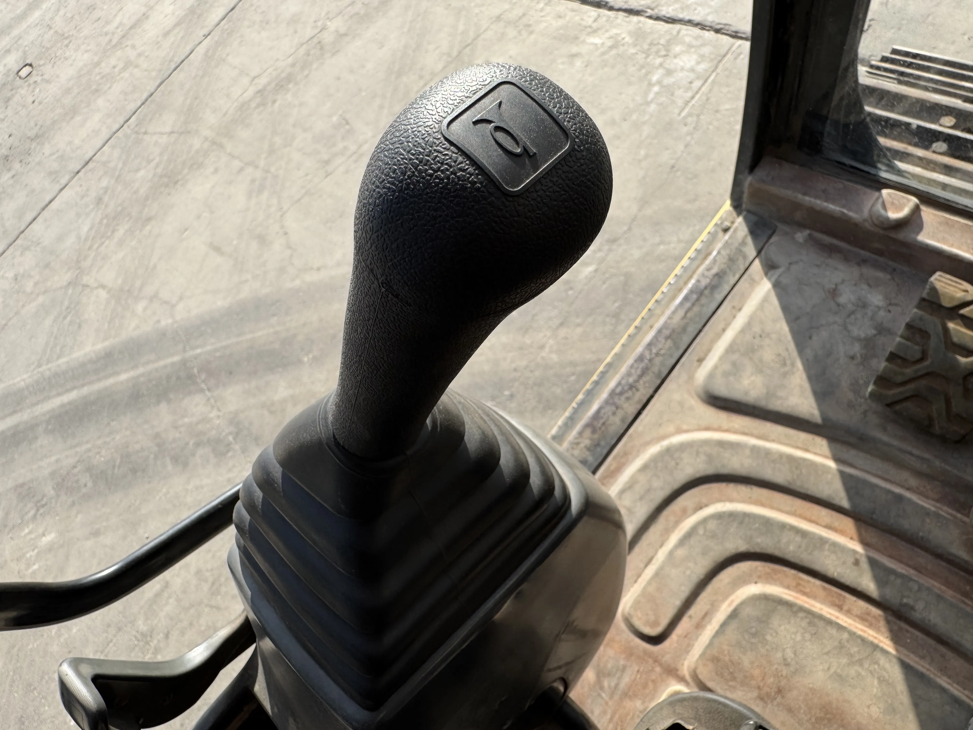 MDX-001-Cat-323D3-medium-excavator-inspection-cabin-joysticks-1