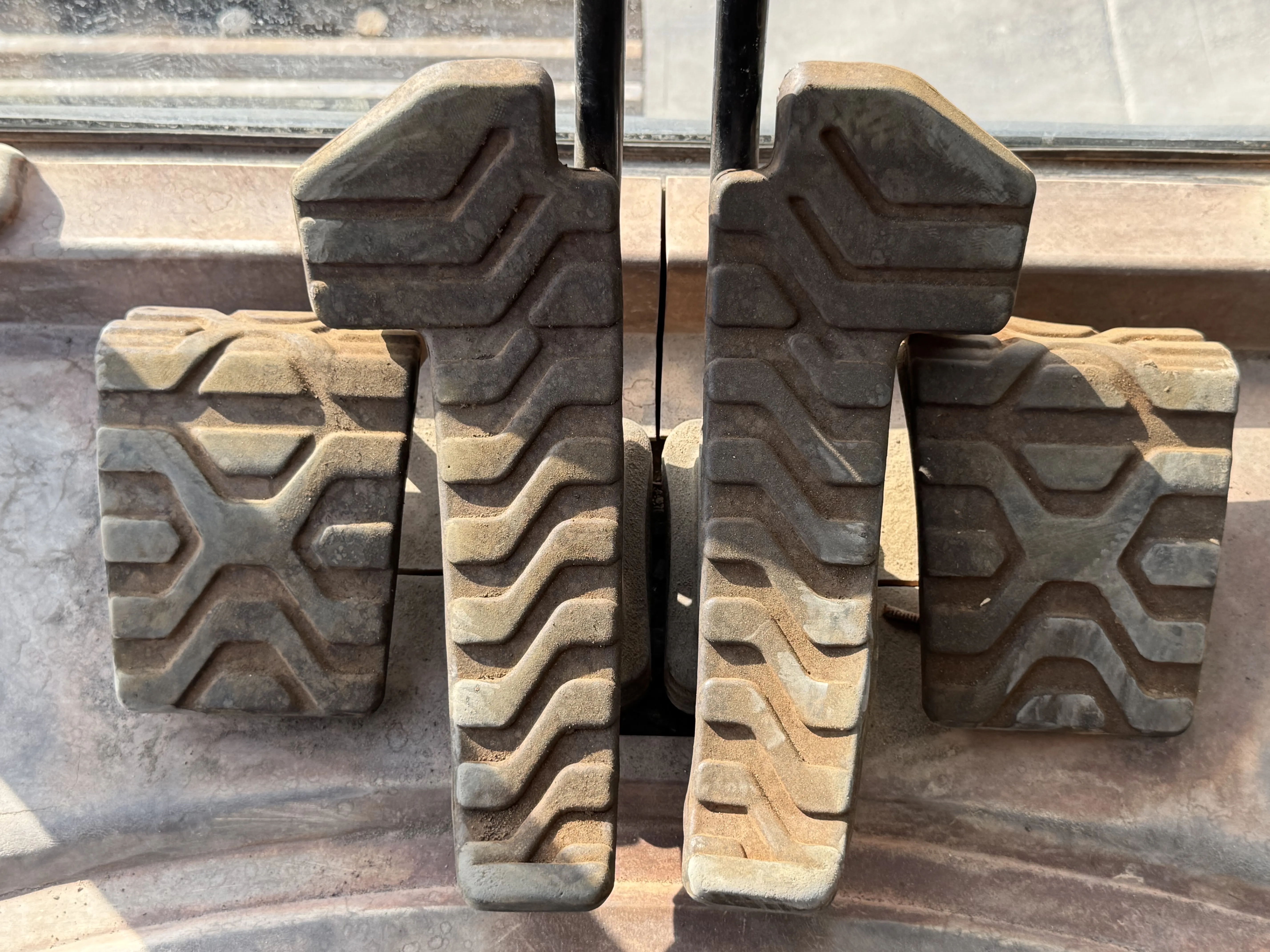 MDX-001-Cat-323D3-medium-excavator-inspection-cabin-pedals-1