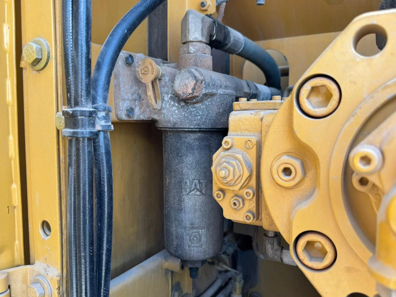 MDX-001-Cat-323D3-medium-excavator-inspection-engine-engine-oil-leaks-2