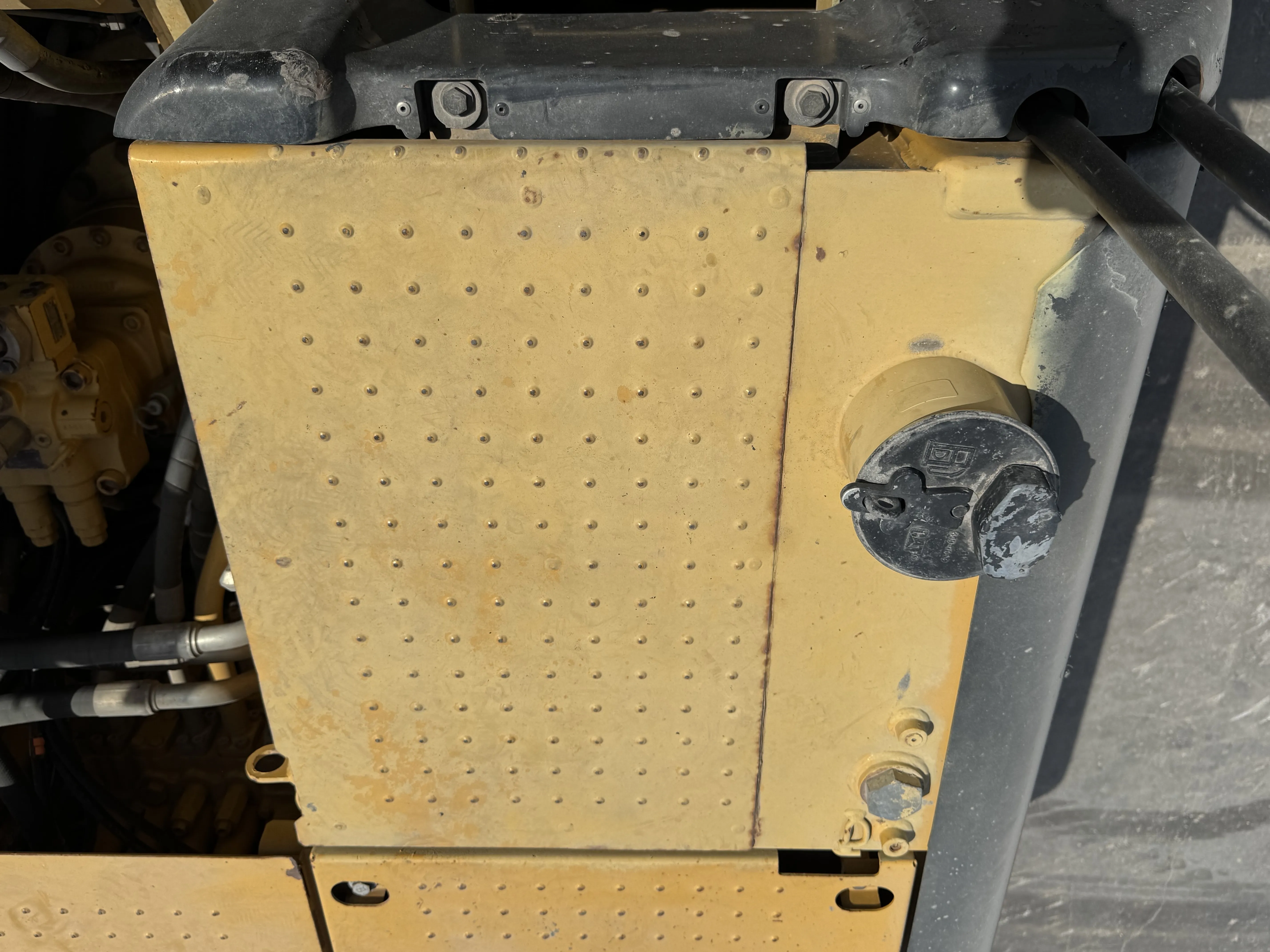MDX-001-Cat-323D3-medium-excavator-inspection-engine-fuel-tank-2