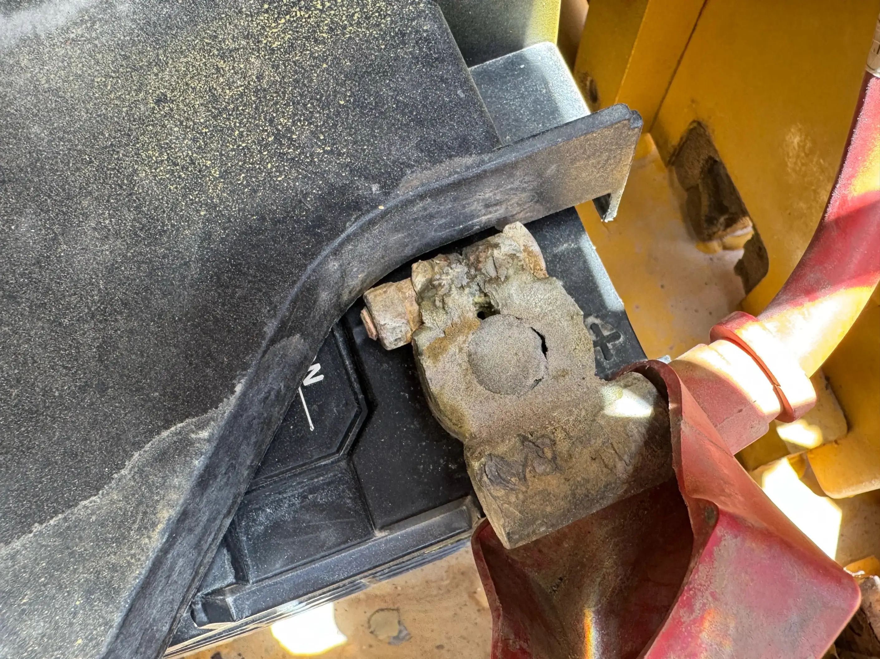 MDX-002-Cat-323D3-medium-excavator-inspection-electronics-battery-3