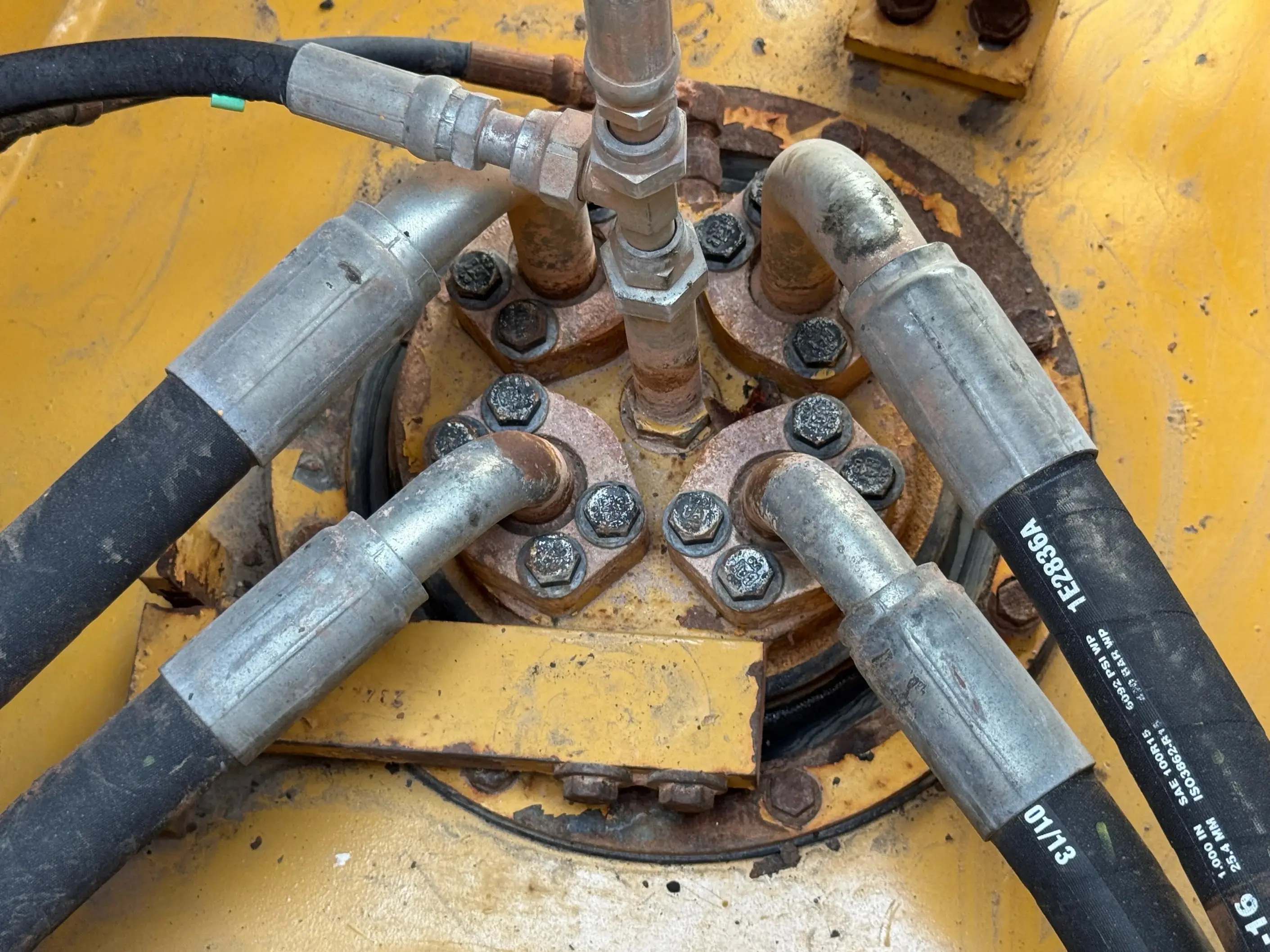 MDX-002-Cat-323D3-medium-excavator-inspection-hydraulics-center-swivel-joint-1
