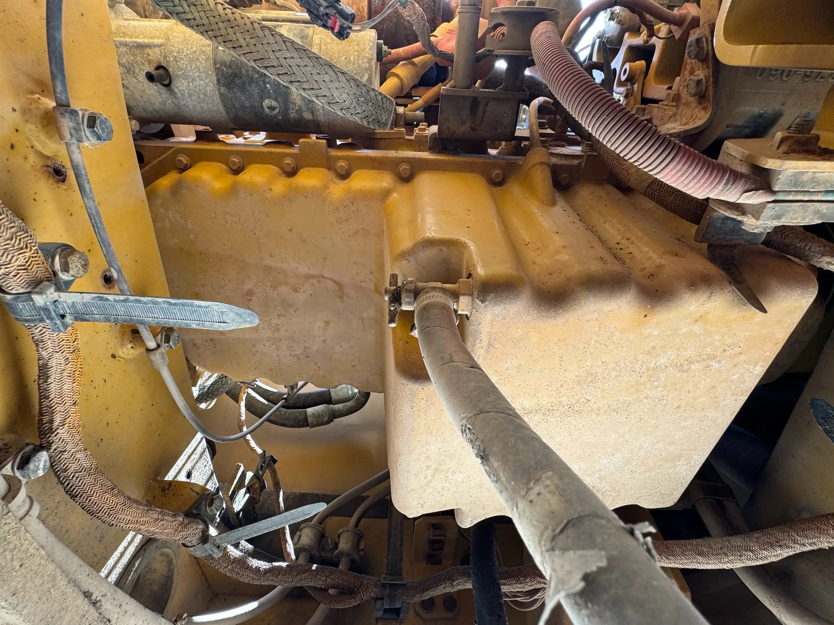 MDX-002-Cat-323D3-medium-excavator-inspection-engine-engine-oil-leaks-3
