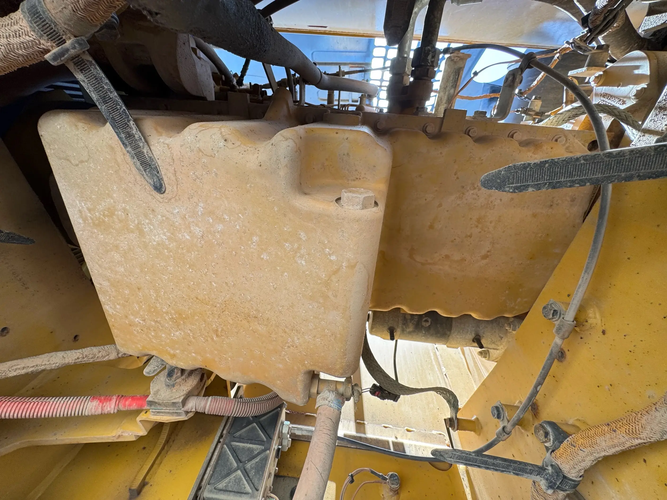 MDX-002-Cat-323D3-medium-excavator-inspection-engine-engine-oil-leaks-4