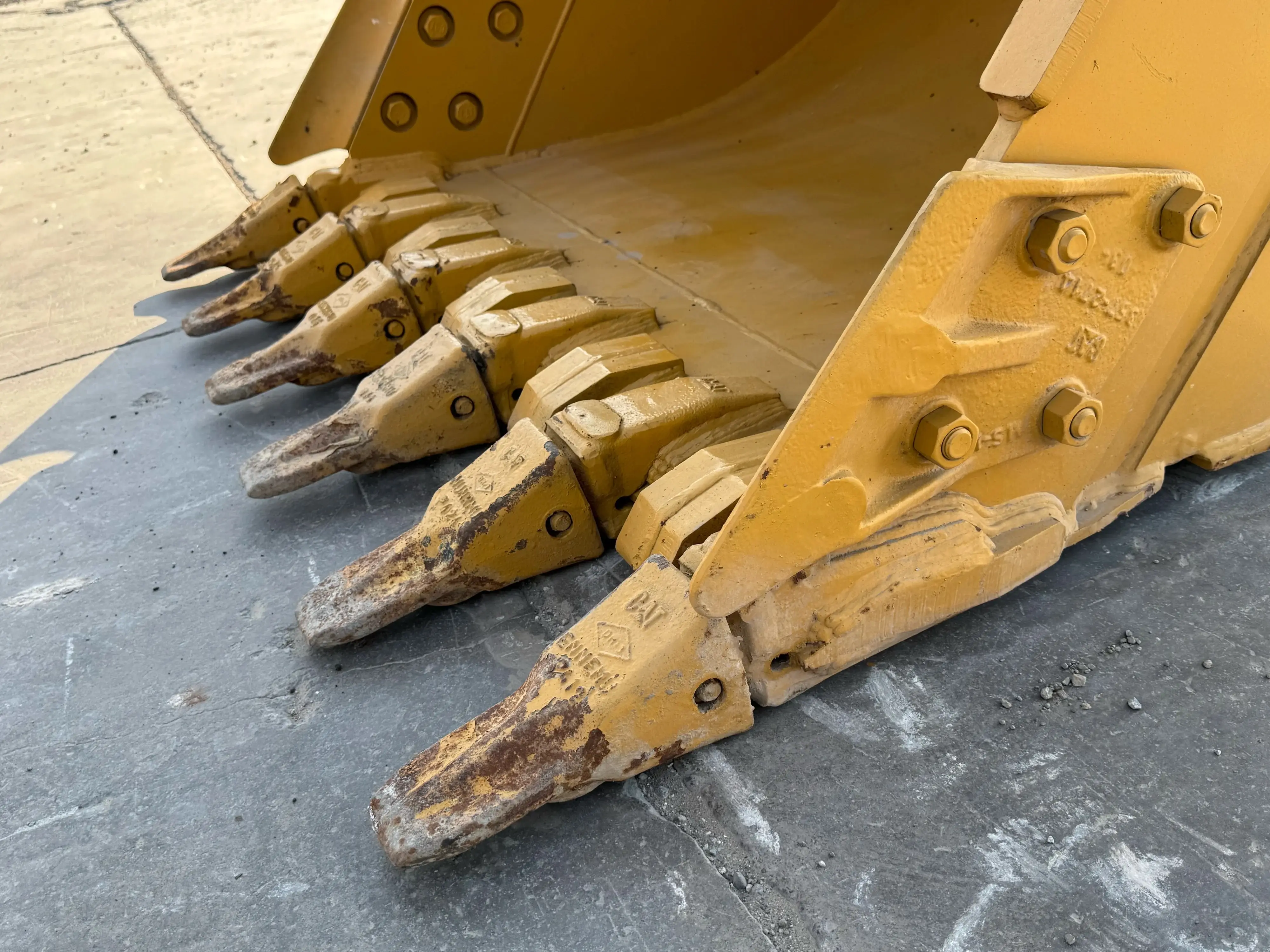 MDX-002-Cat-323D3-medium-excavator-inspection-attachment-excavator-bucket-teeth-1