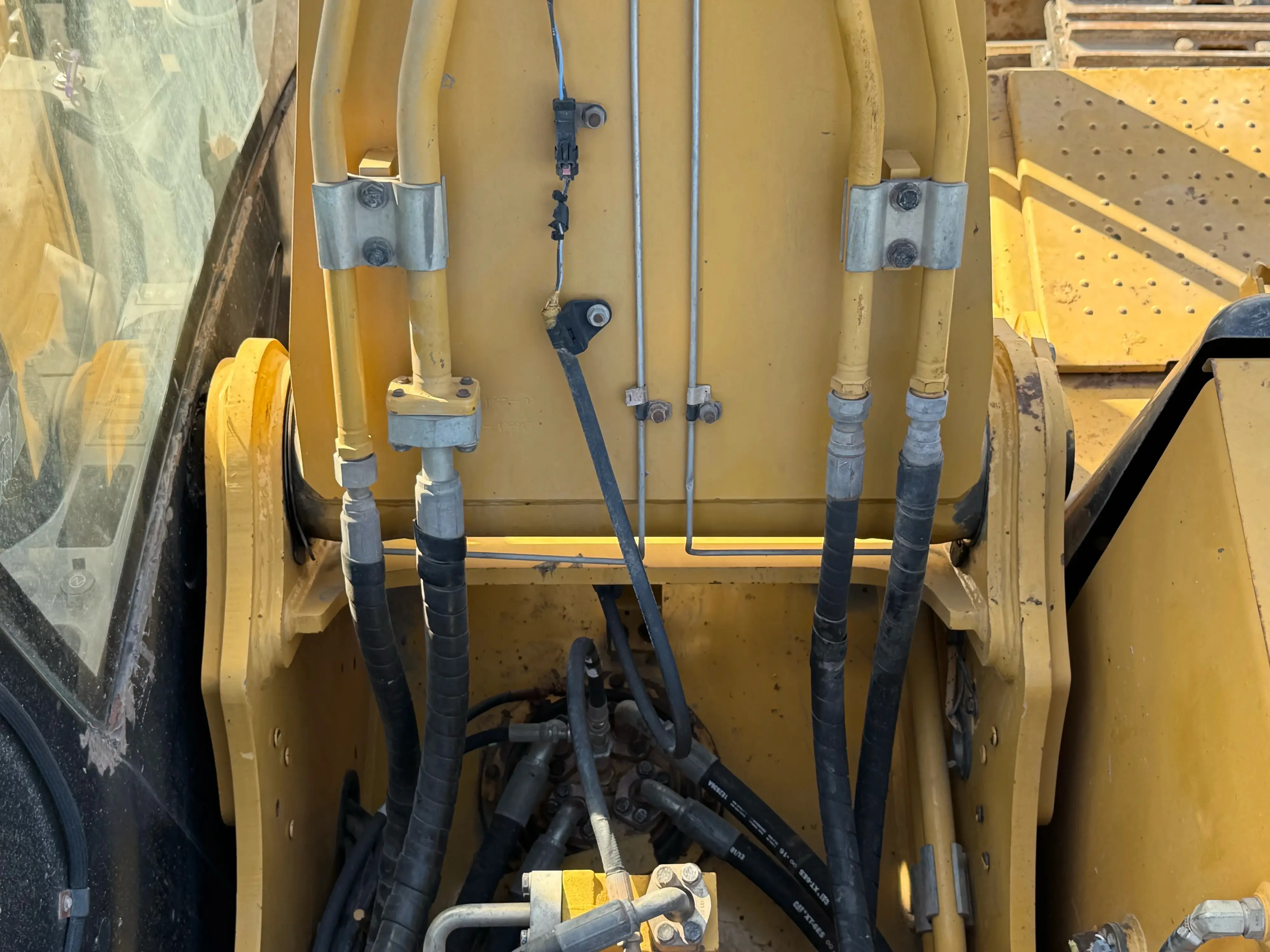 MDX-002-Cat-323D3-medium-excavator-inspection-hydraulics-hydraulic-hoses-and-lines-5