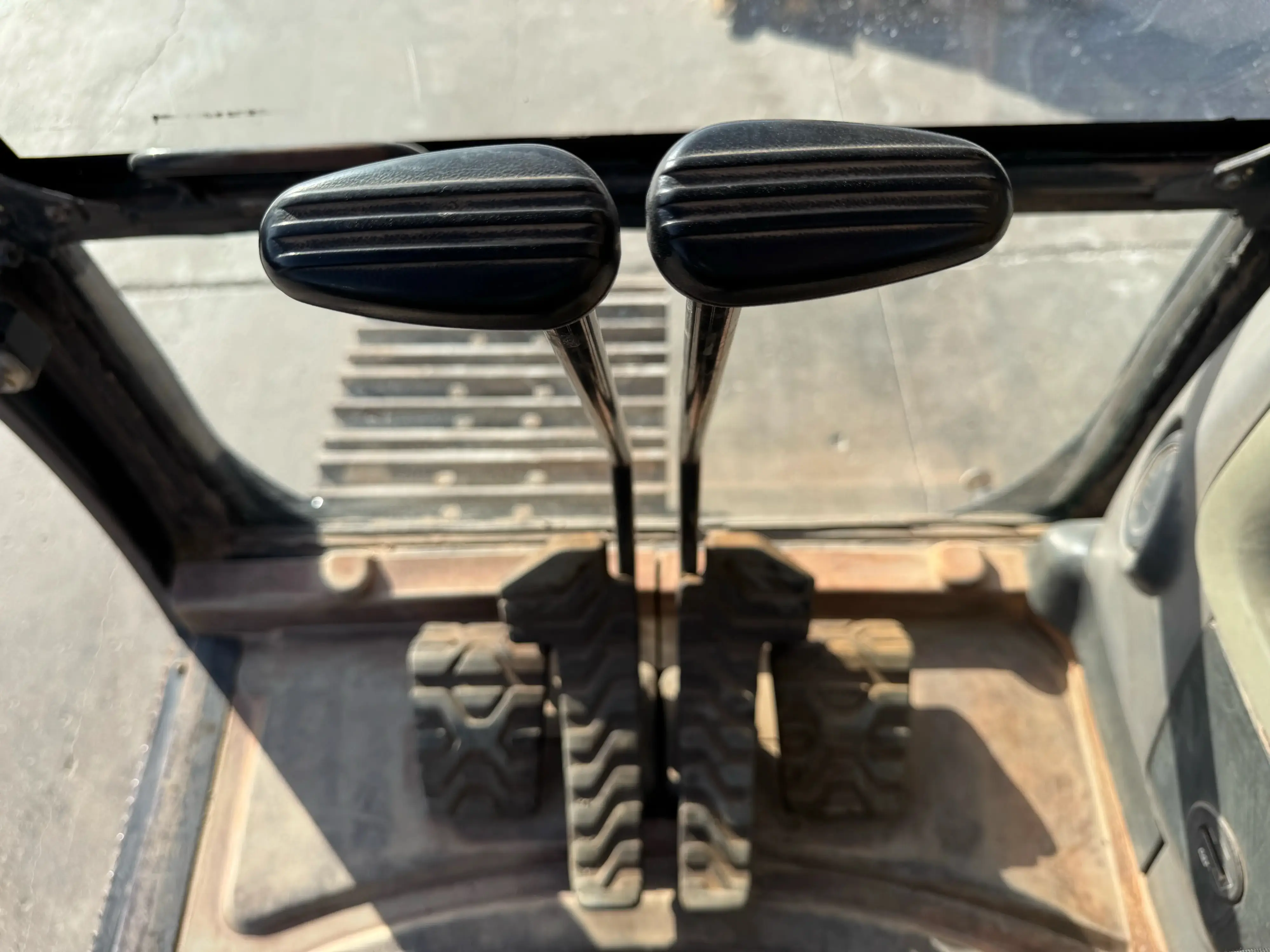MDX-002-Cat-323D3-medium-excavator-inspection-cabin-joysticks-2