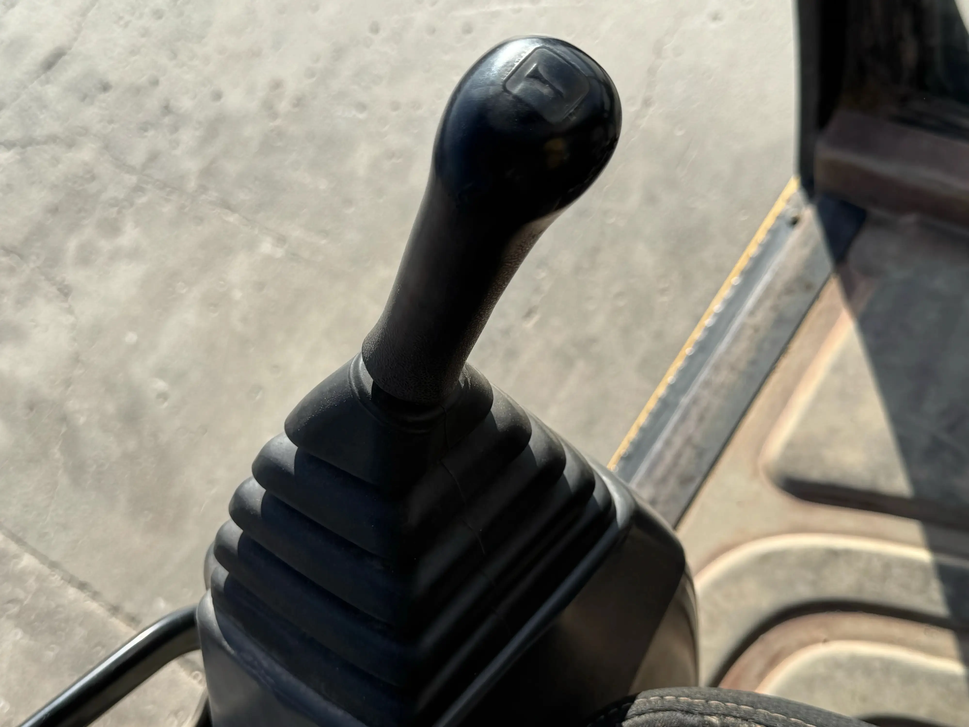 MDX-002-Cat-323D3-medium-excavator-inspection-cabin-joysticks-3