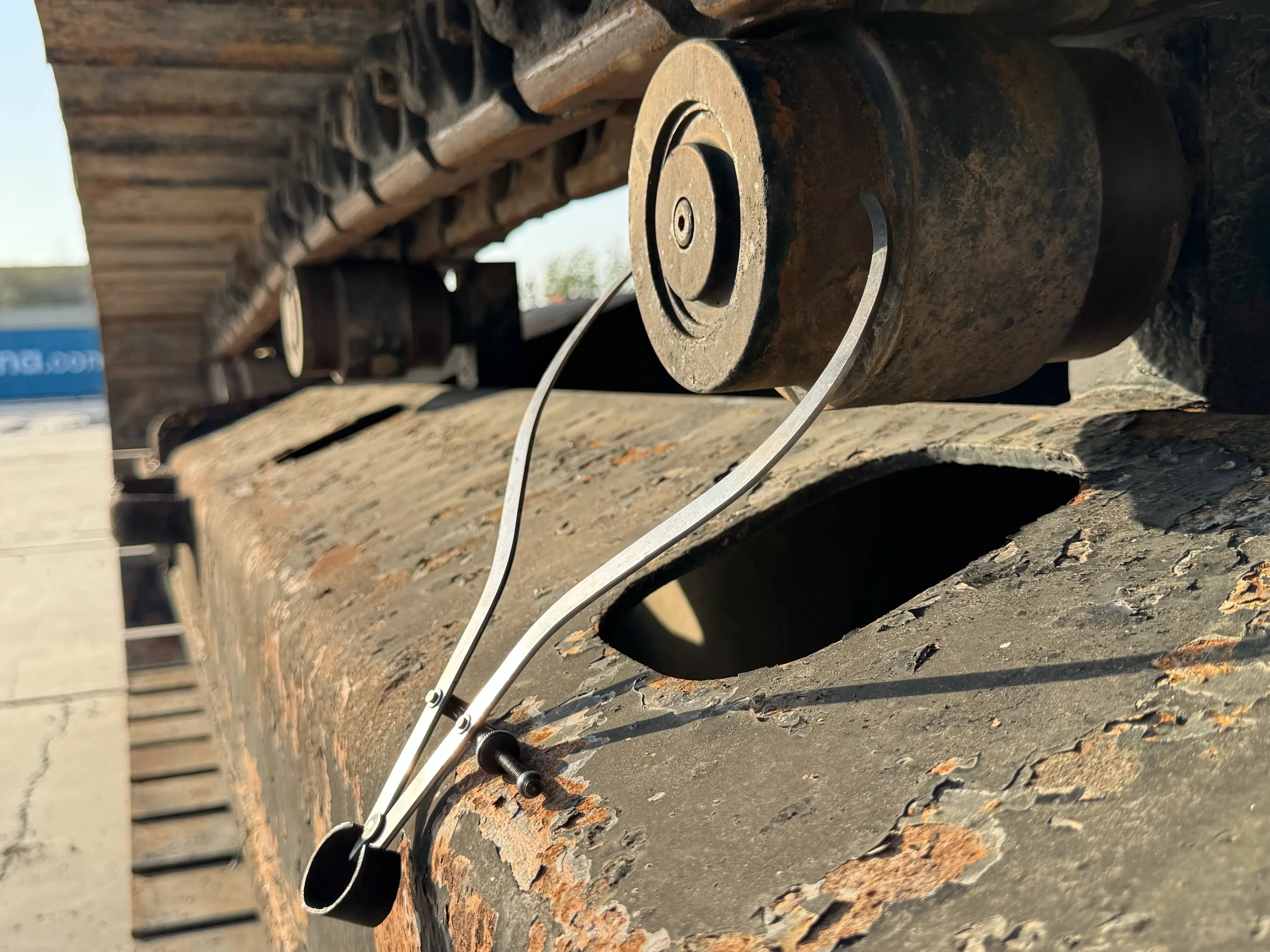 MDX-002-Cat-323D3-medium-excavator-inspection-undercarriage-left-carrier-rollers-4