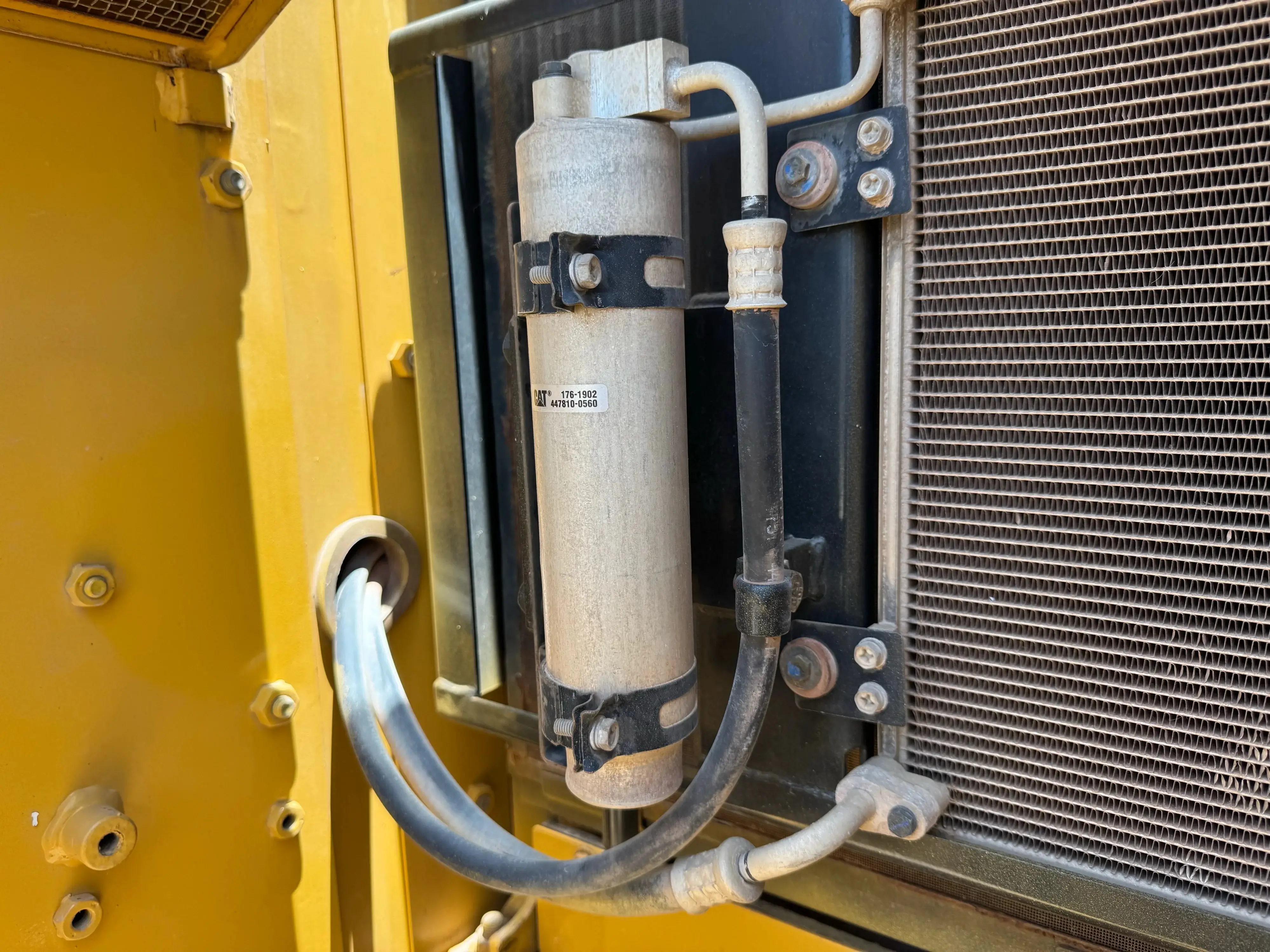 MDX-002-Cat-323D3-medium-excavator-inspection -air-conditioning-refrigerant-lines-2