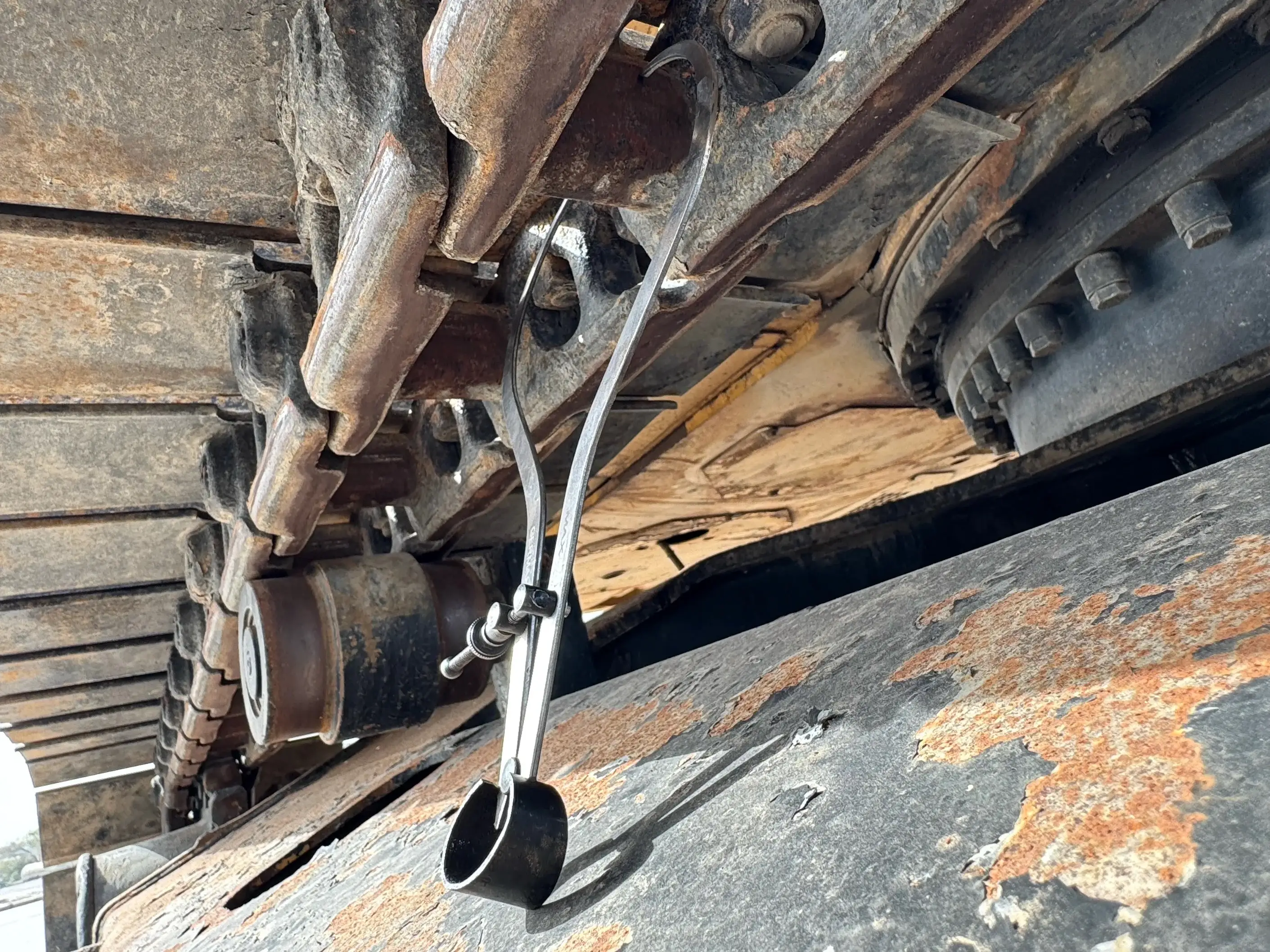 MDX-002-Cat-323D3-medium-excavator-inspection-undercarriage-right-track-chain-3