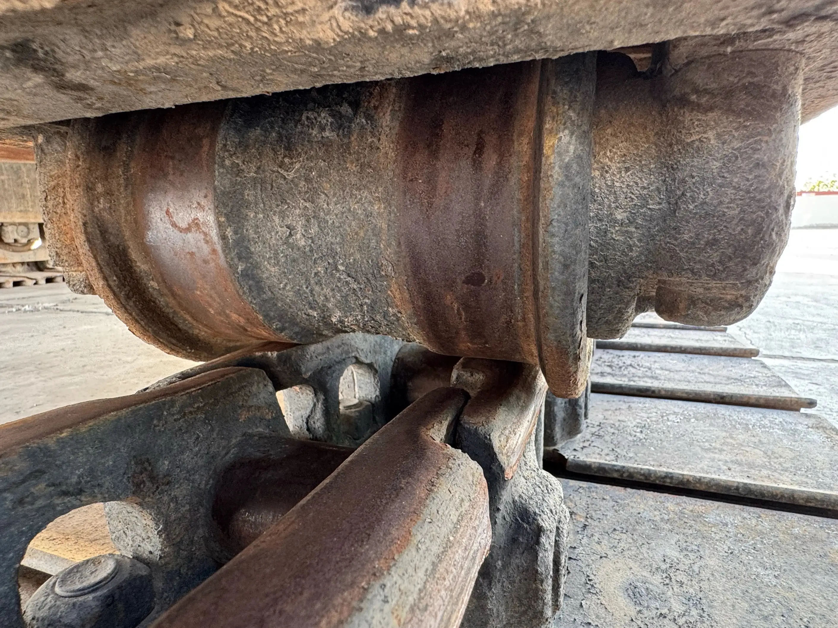 MDX-002-Cat-323D3-medium-excavator-inspection-undercarriage-right-track-rollers-2
