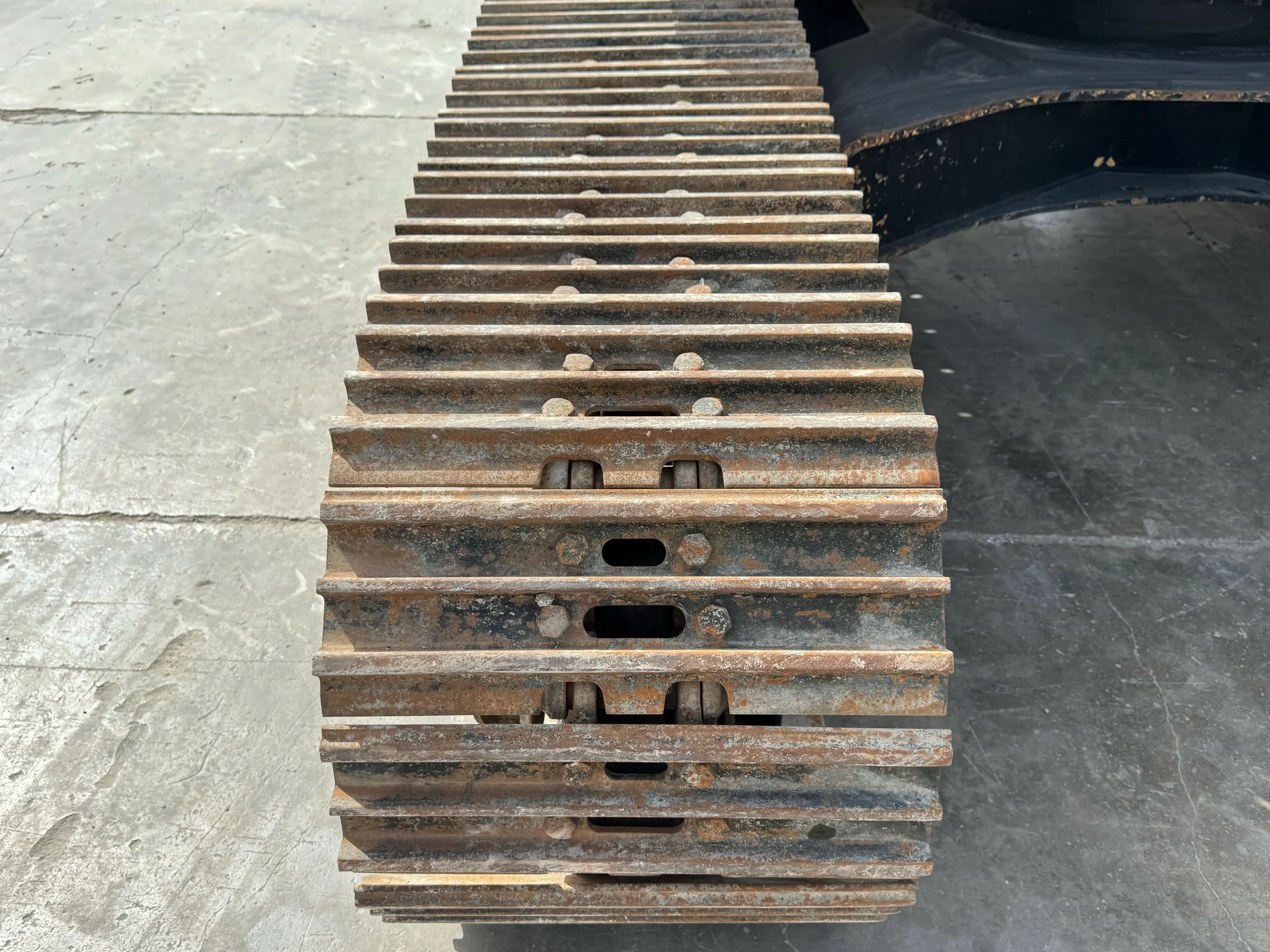 MDX-002-Cat-323D3-medium-excavator-inspection-undercarriage-right-track-shoes-1