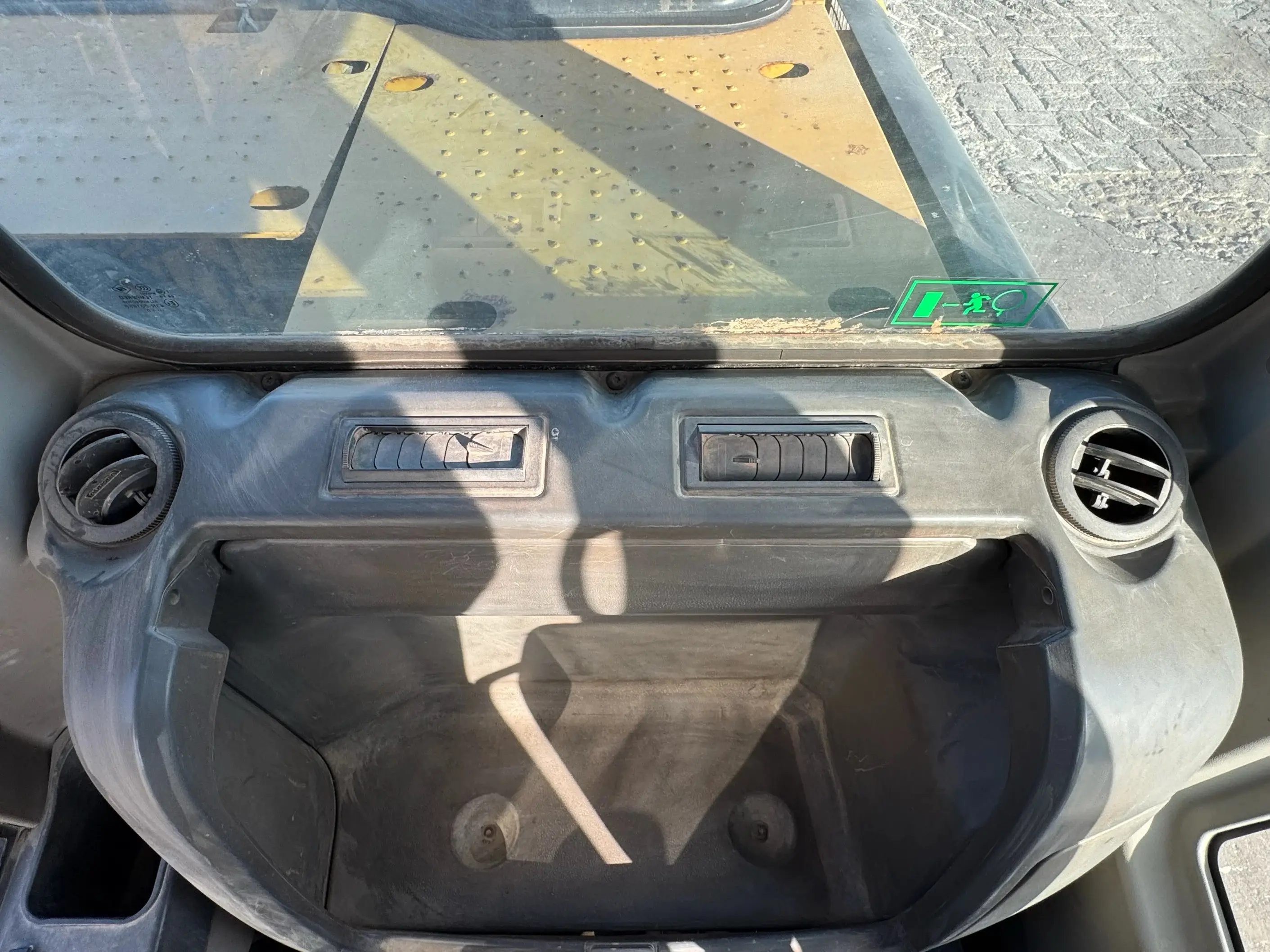 MDX-002-Cat-323D3-medium-excavator-inspection-air-conditioning-vents-and-air-flow-1
