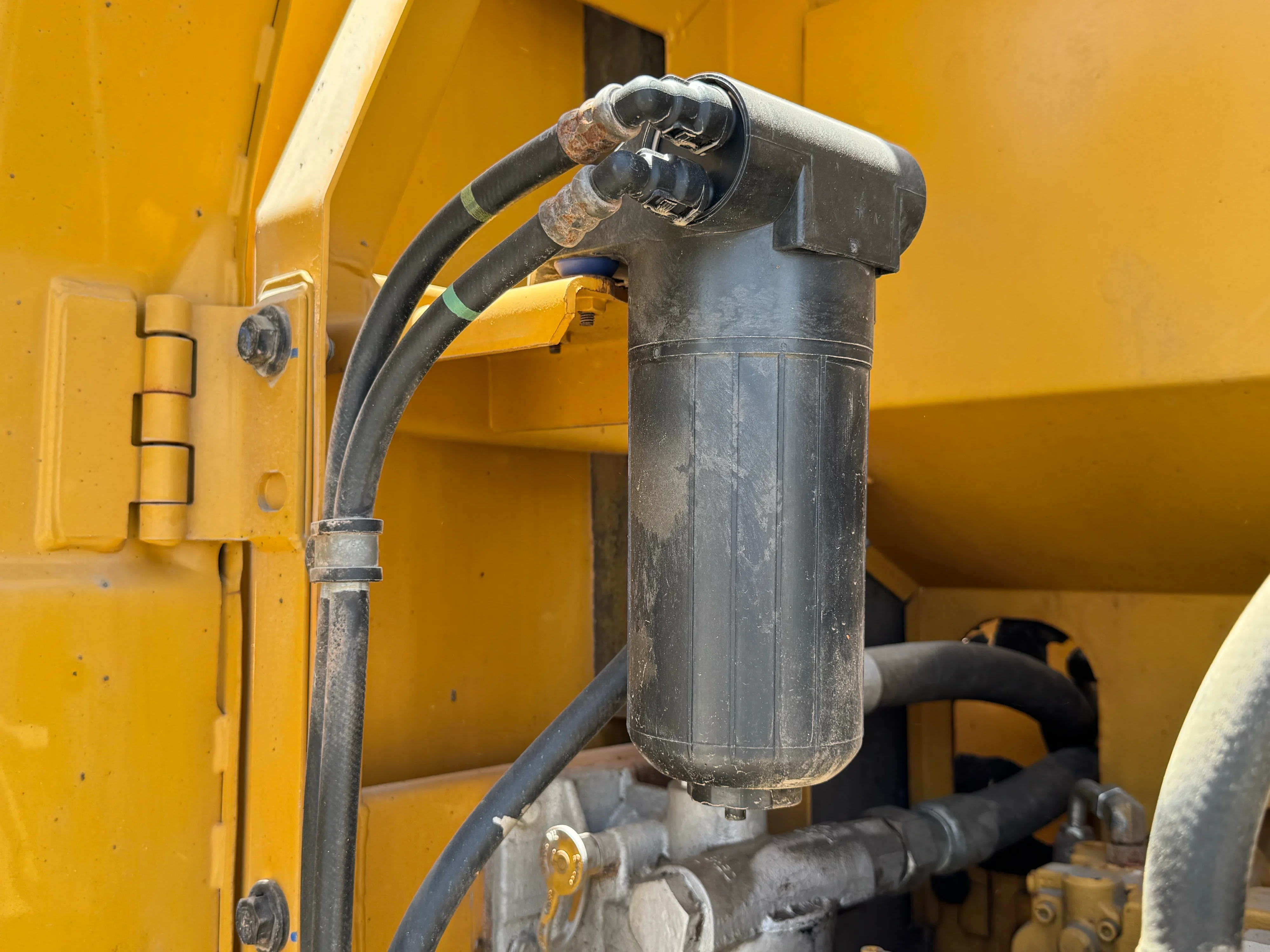 MDX-002-Cat-323D3-medium-excavator-inspection-engine-fuel-leaks-3