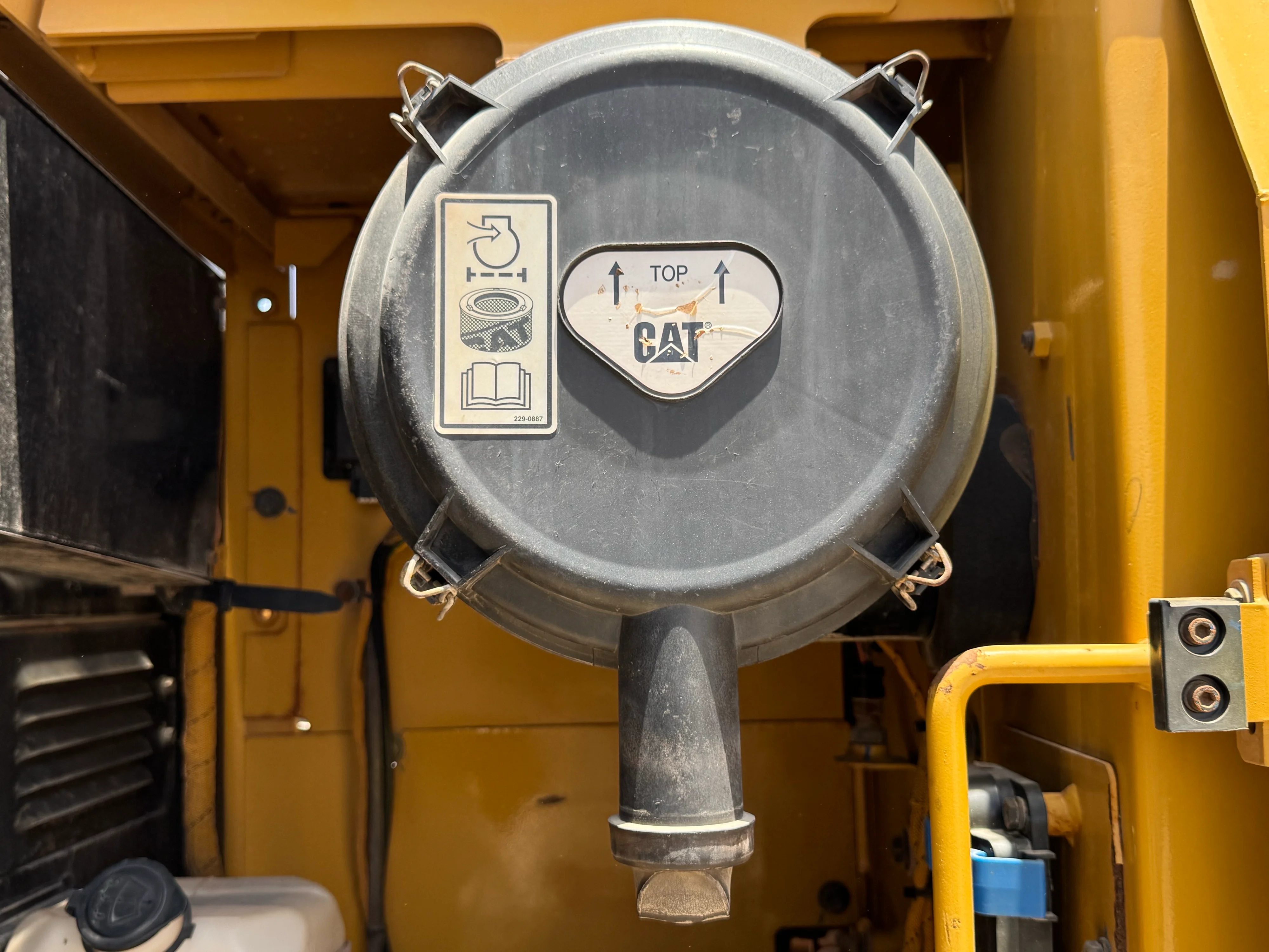 MDX-002-Cat-323D3-medium-excavator-inspection-engine-air-intake-system-1