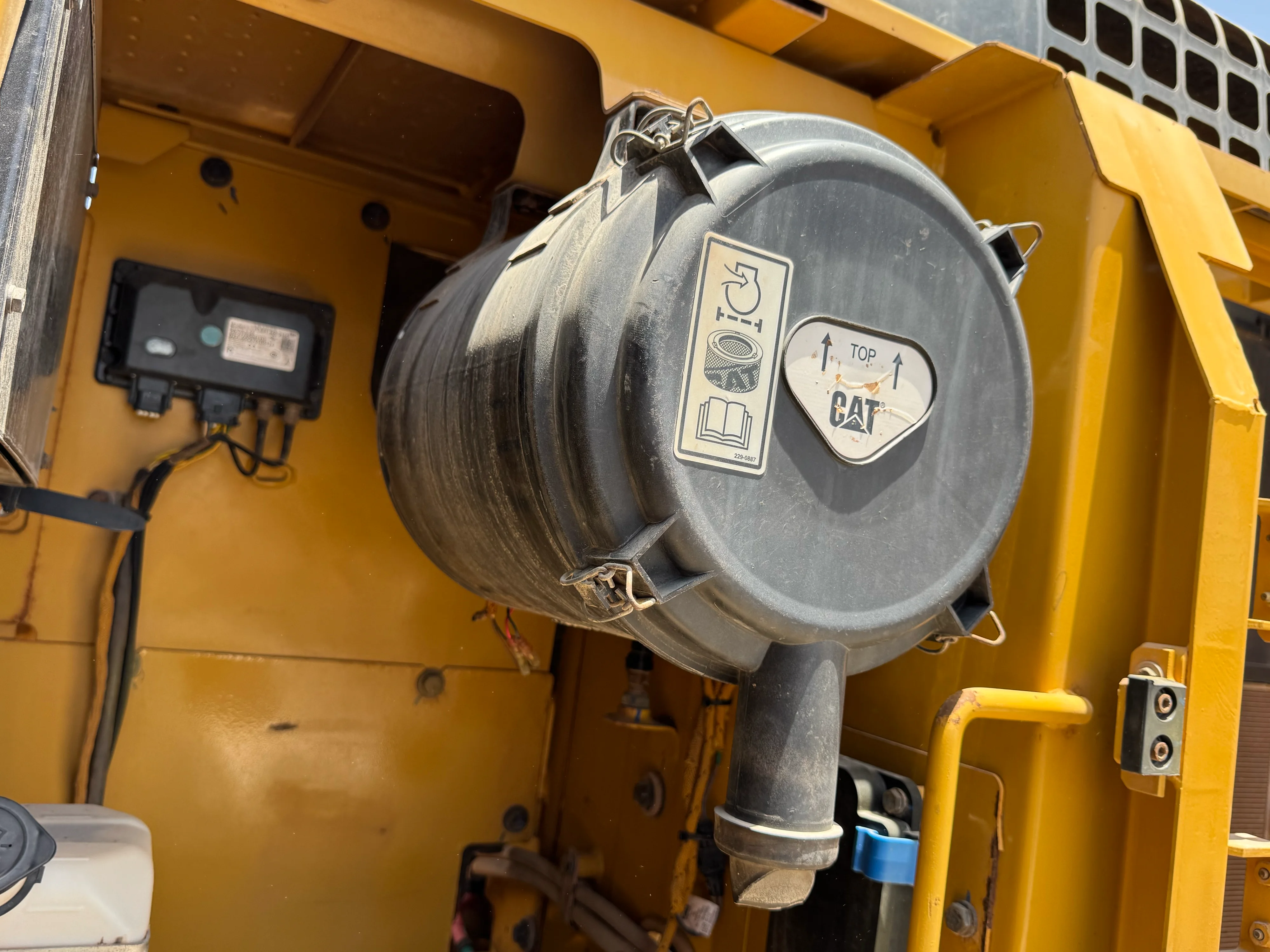 MDX-002-Cat-323D3-medium-excavator-inspection-engine-air-intake-system-2