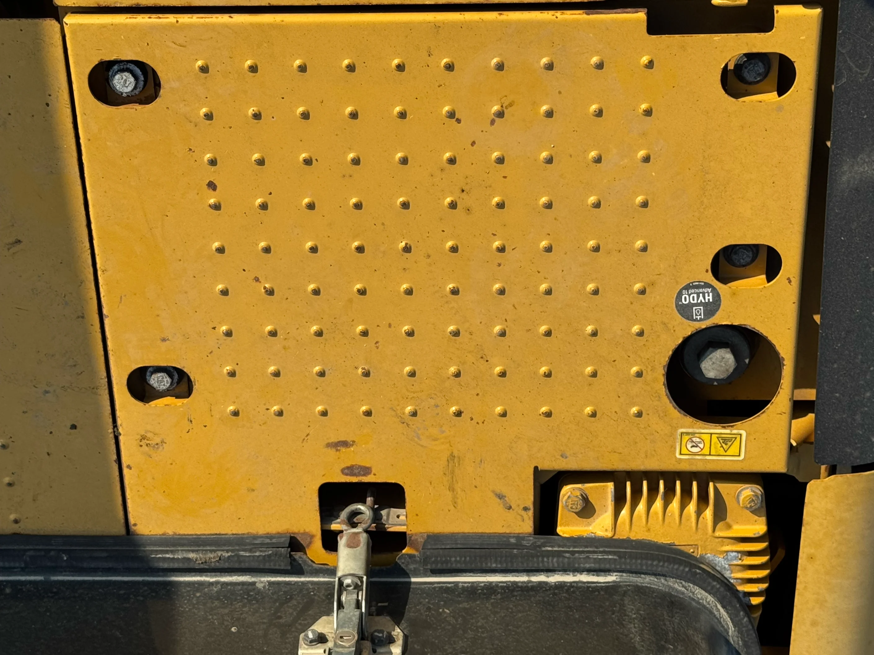 MDX-002-Cat-323D3-medium-excavator-inspection-hydraulics-hydraulic-tank-1