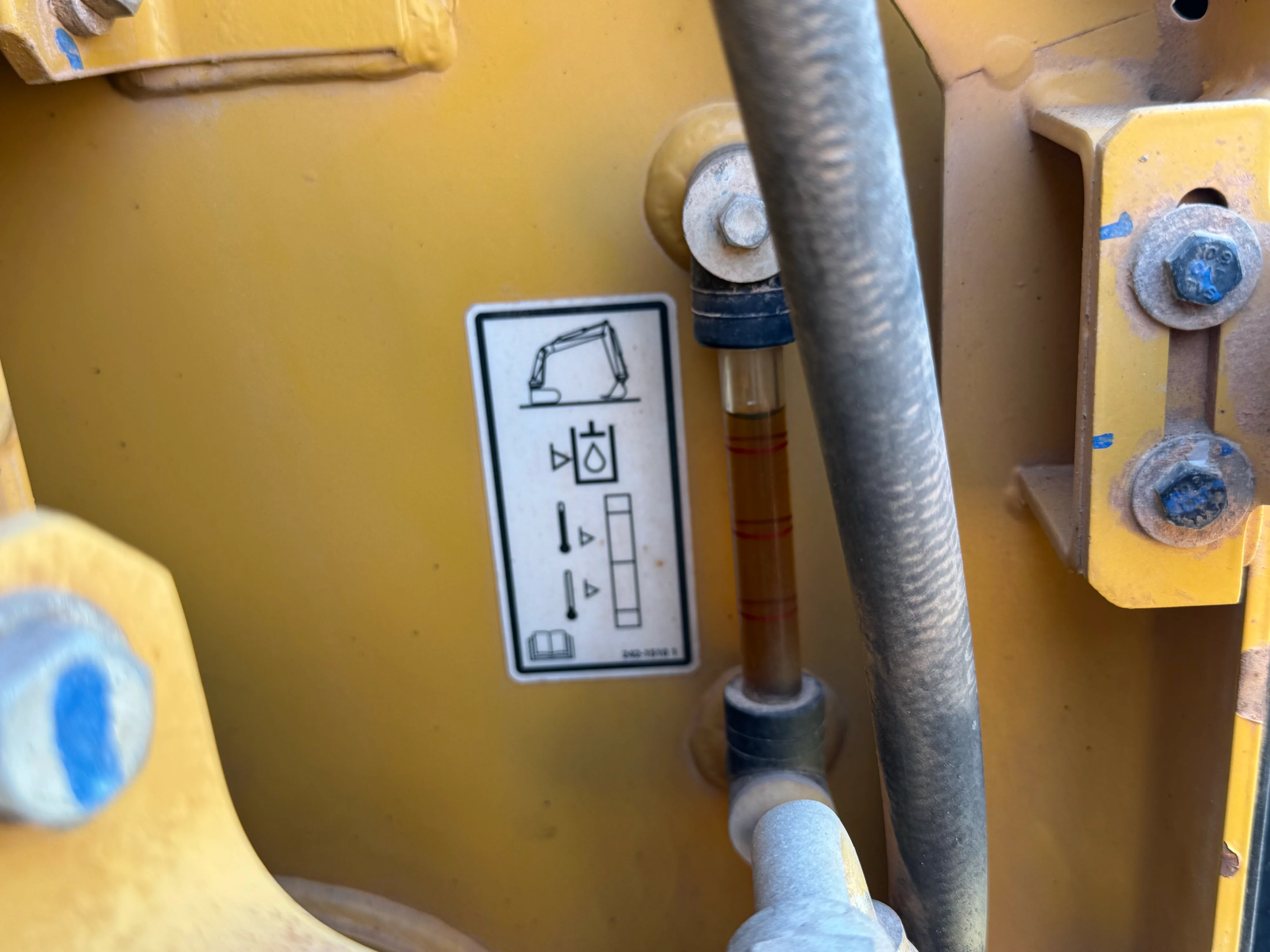 MDX-002-Cat-323D3-medium-excavator-inspection-hydraulics-hydraulic-tank-2