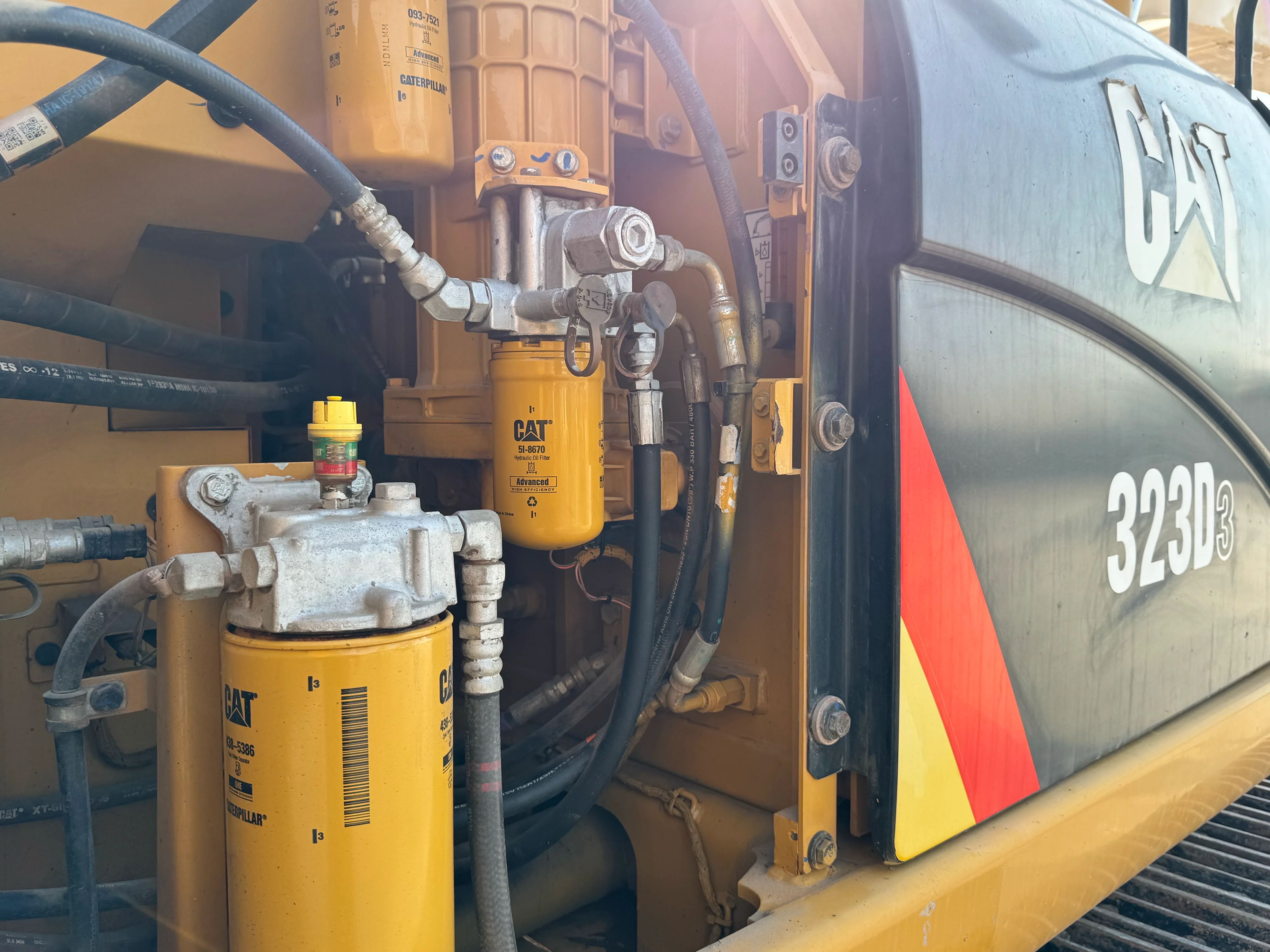 MDX-002-Cat-323D3-medium-excavator-inspection-hydraulics-hydraulic-tank-3