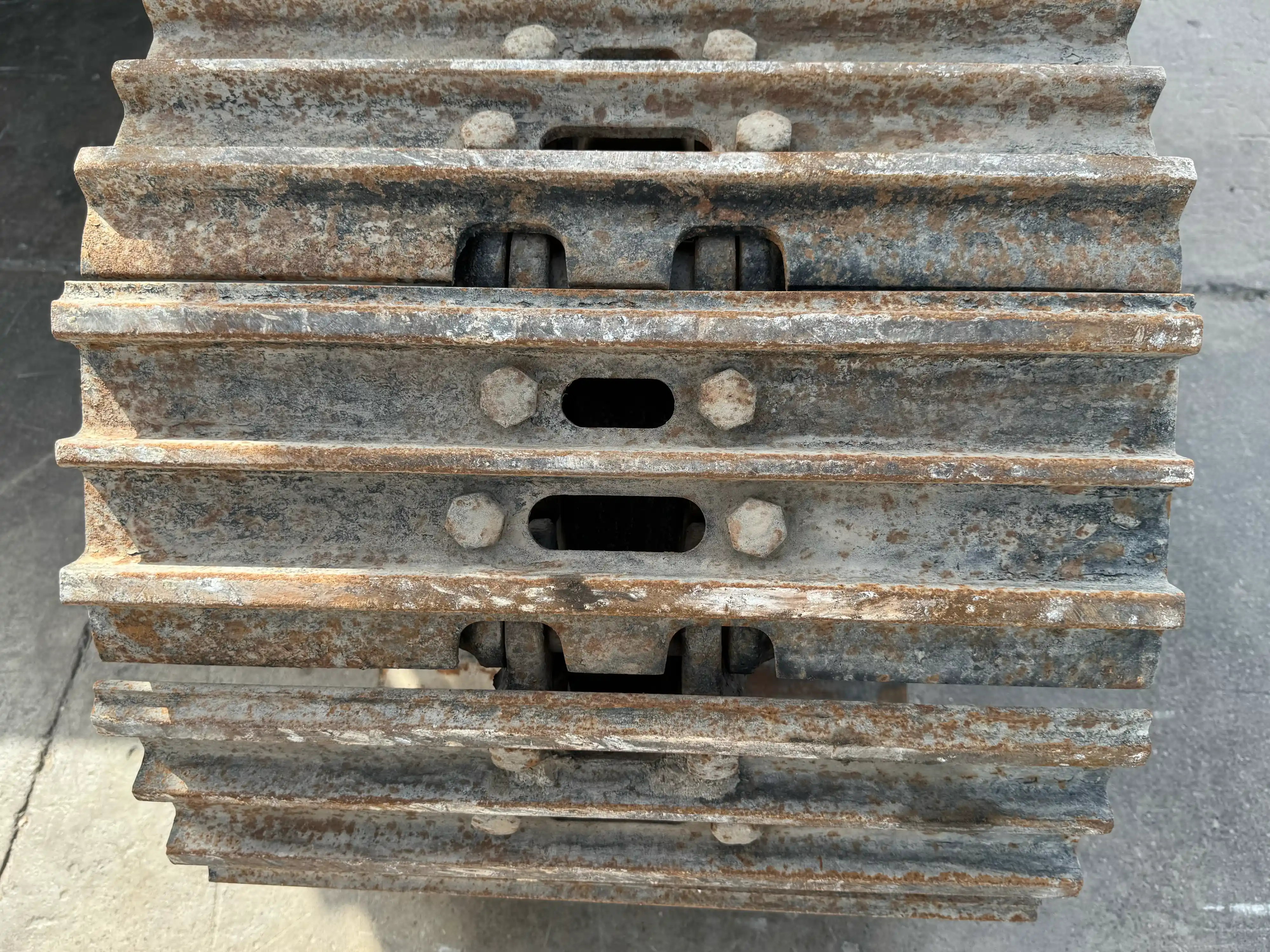 MDX-002-Cat-323D3-medium-excavator-inspection-undercarriage-left-track-shoes-3