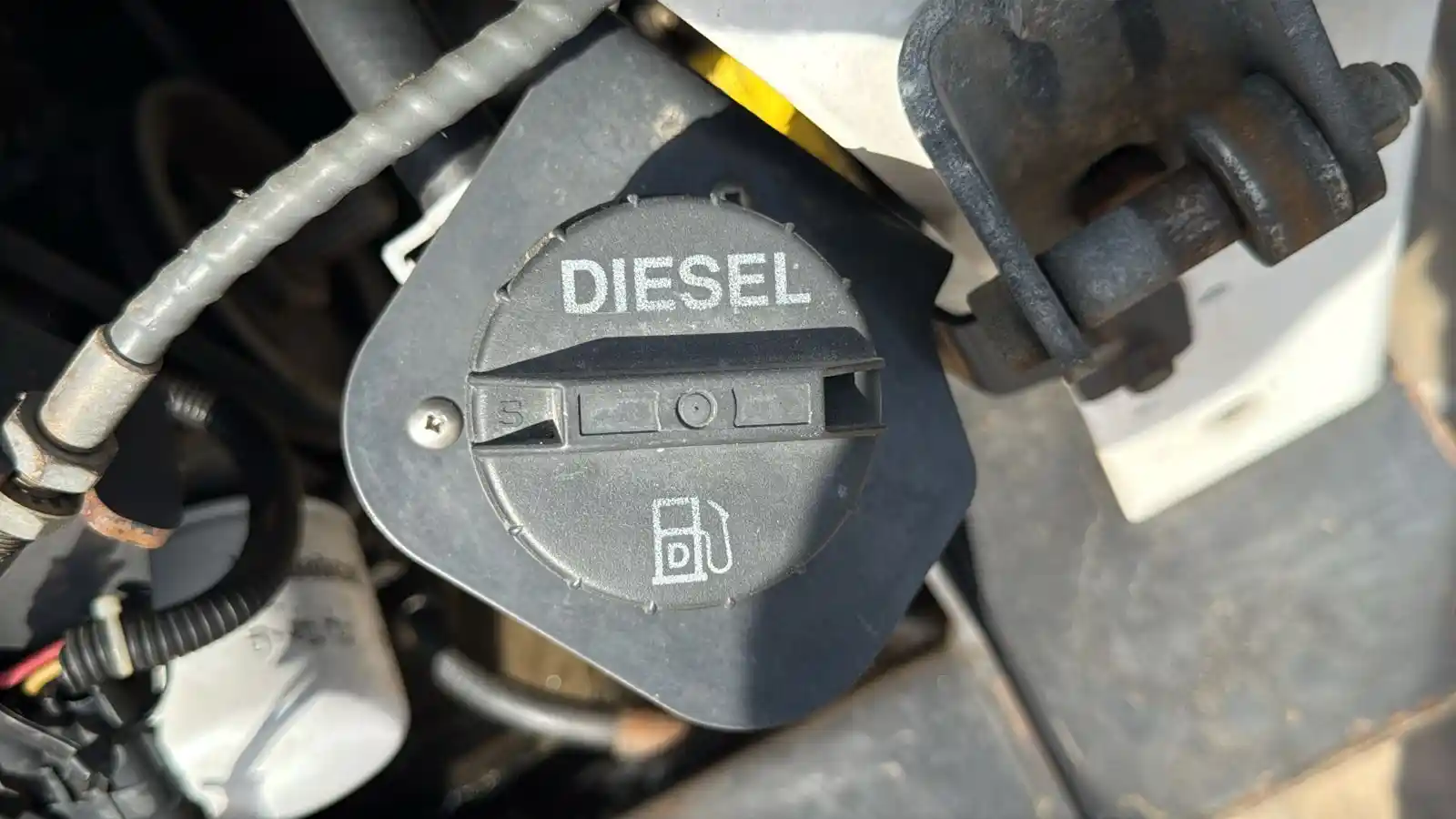 SSL-001-Bobcat-S510-skid-steer-loader-inspection-engine-fuel-tank-2