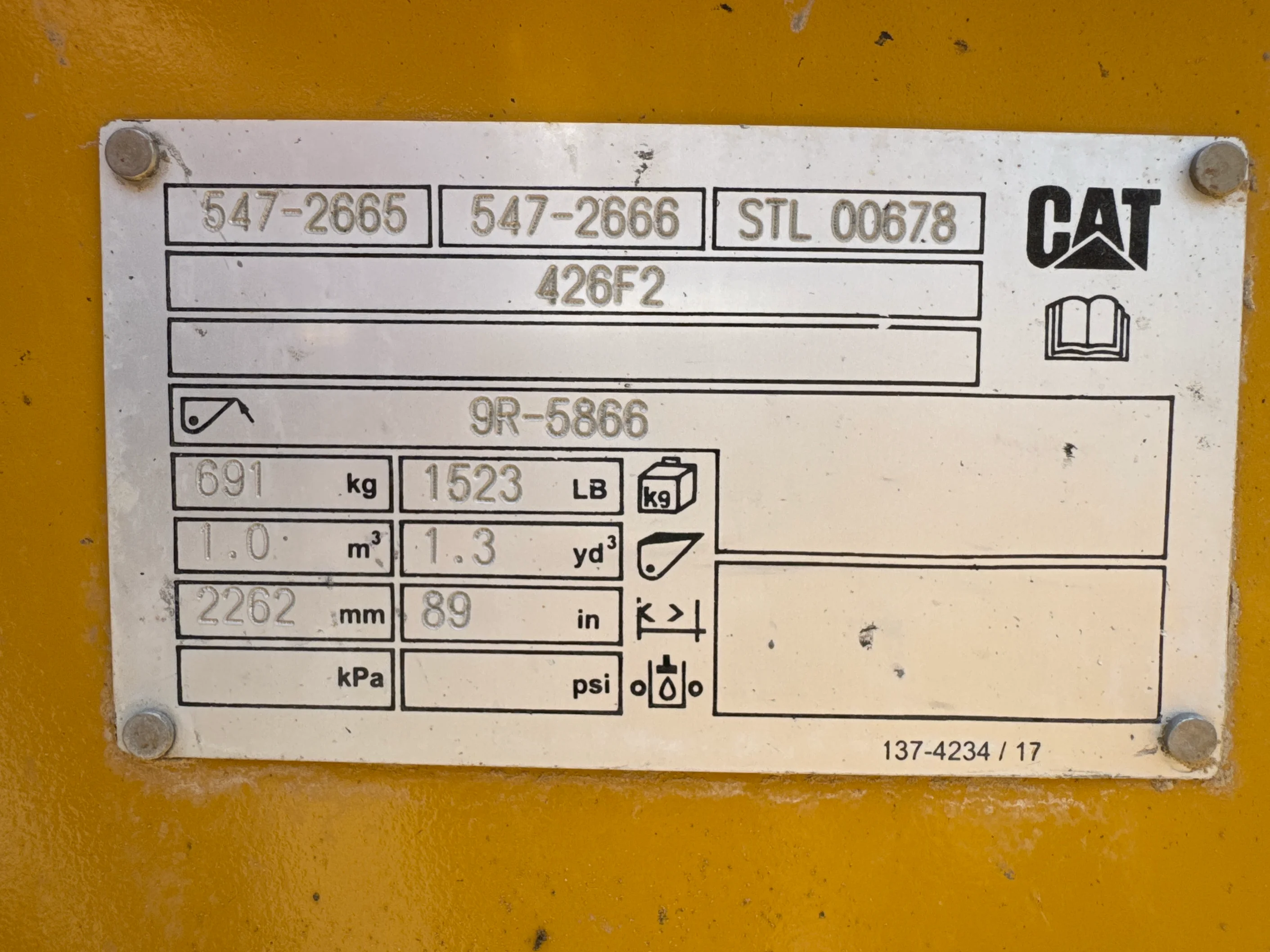 BHL-001-Cat-426F2-backhoe-loader-inspection-attachments-loader-bucket-condition-4