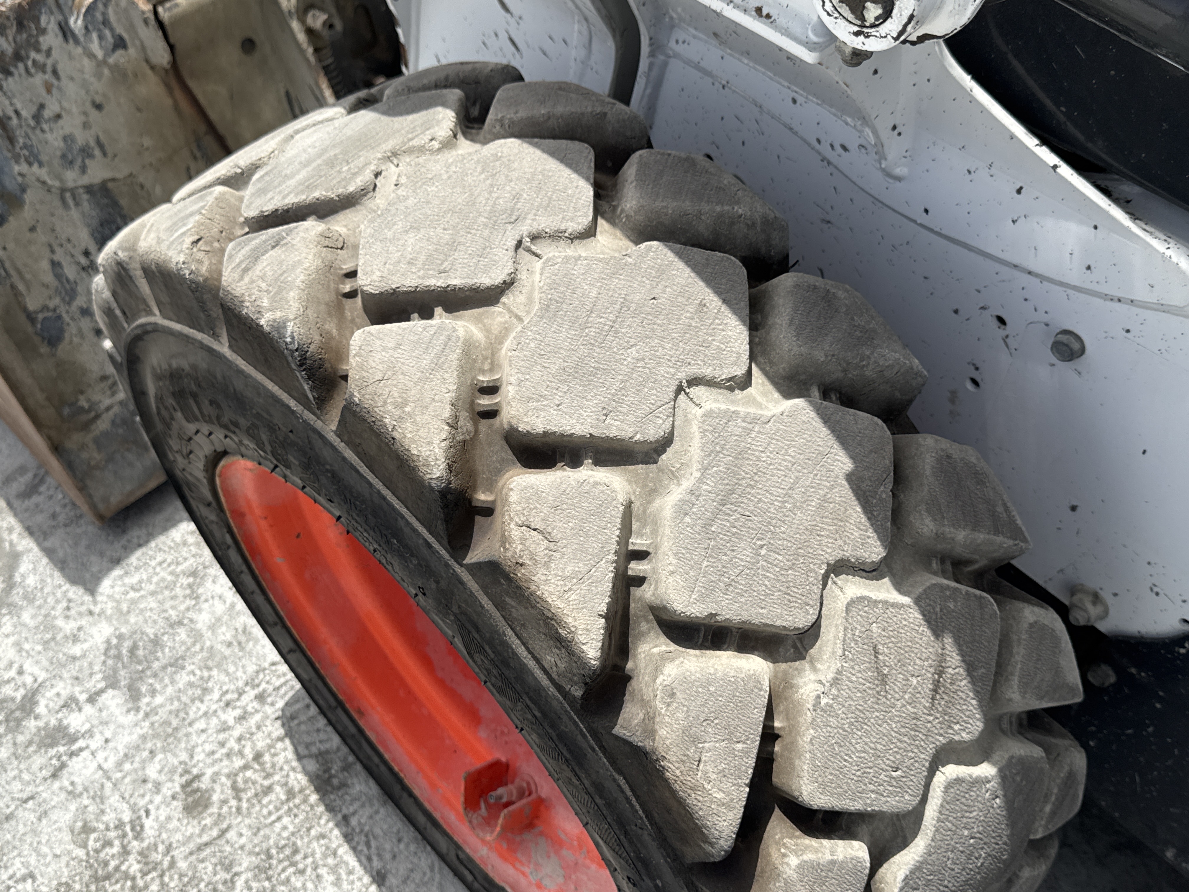 SSL-008-Bobcat-S510-skid-steer-loader-inspection-chassis-left-front-tire-wheel-hub-condition-2