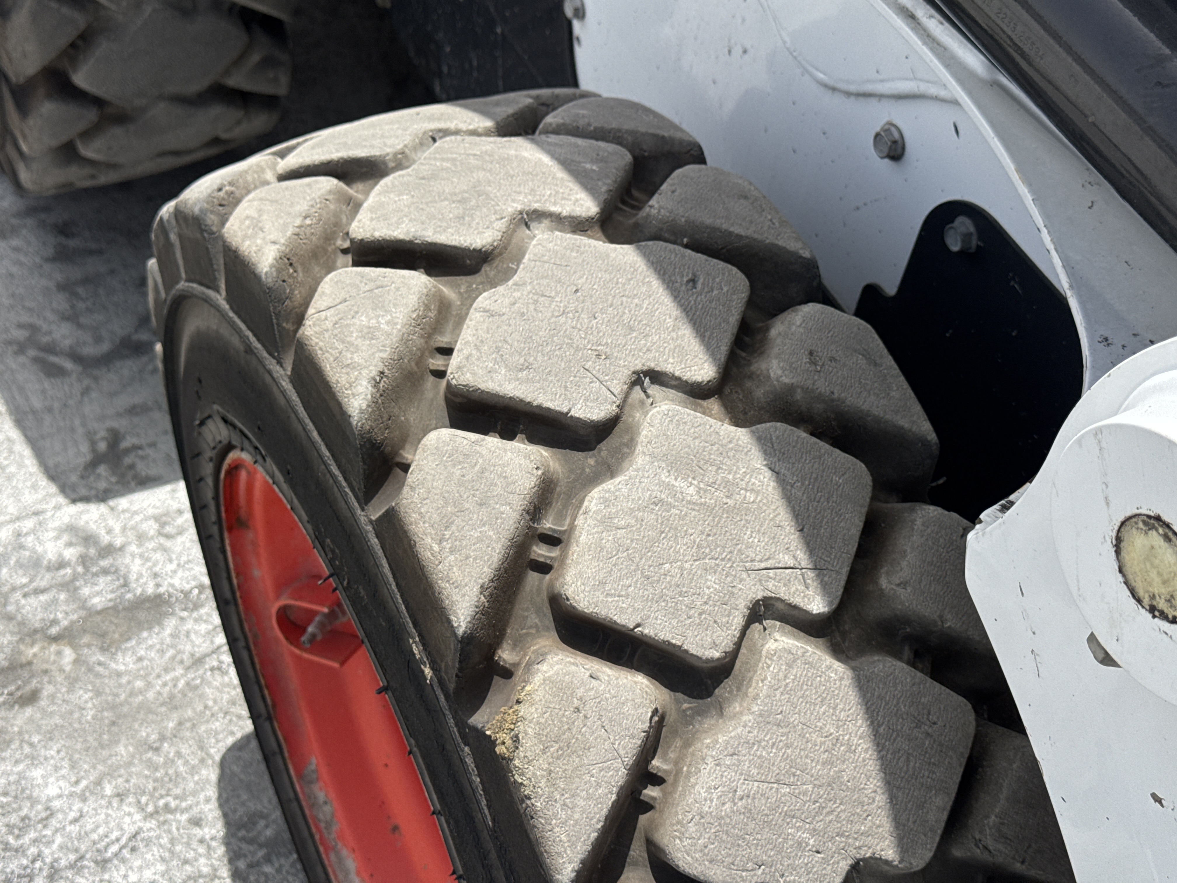 SSL-008-Bobcat-S510-skid-steer-loader-inspection-chassis-left-rear-tire-wheel-hub-condition-3