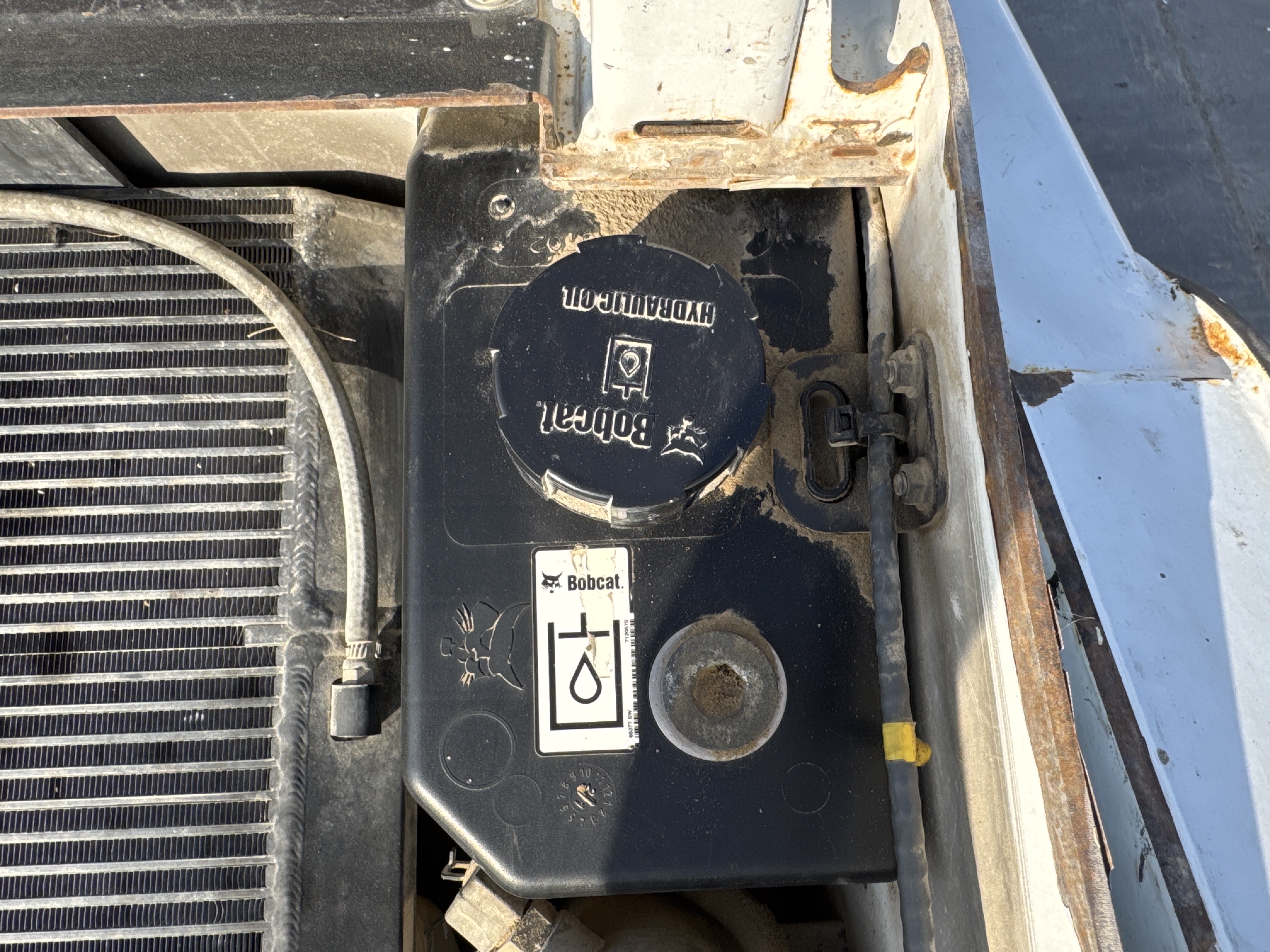 SSL-009-Bobcat-S510-skid-steer-loader-inspection-hydraulics-hydraulic-tank-2