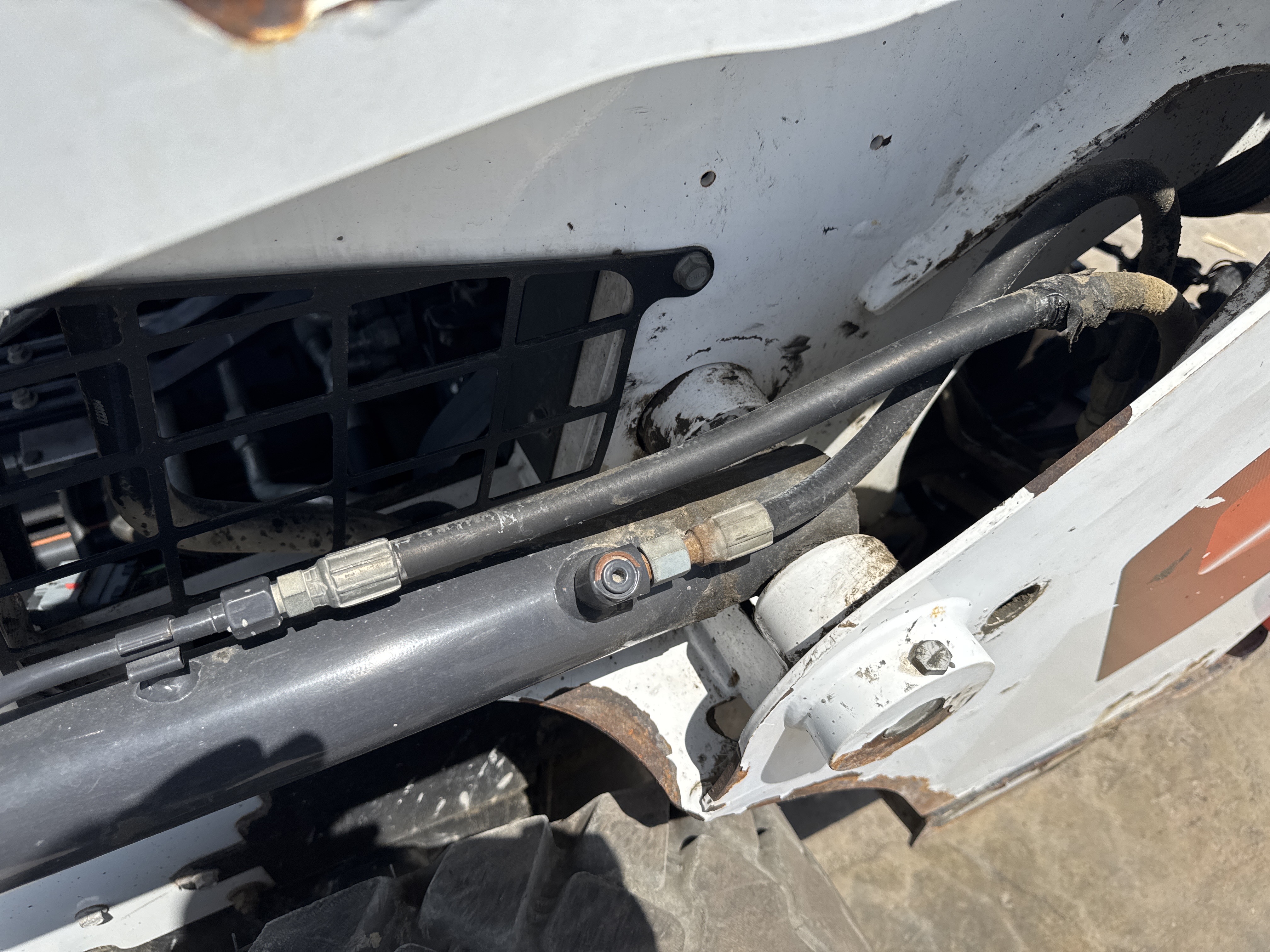 SSL-009-Bobcat-S510-skid-steer-loader-inspection-hydraulics-hydraulic-hoses-and-lines-2