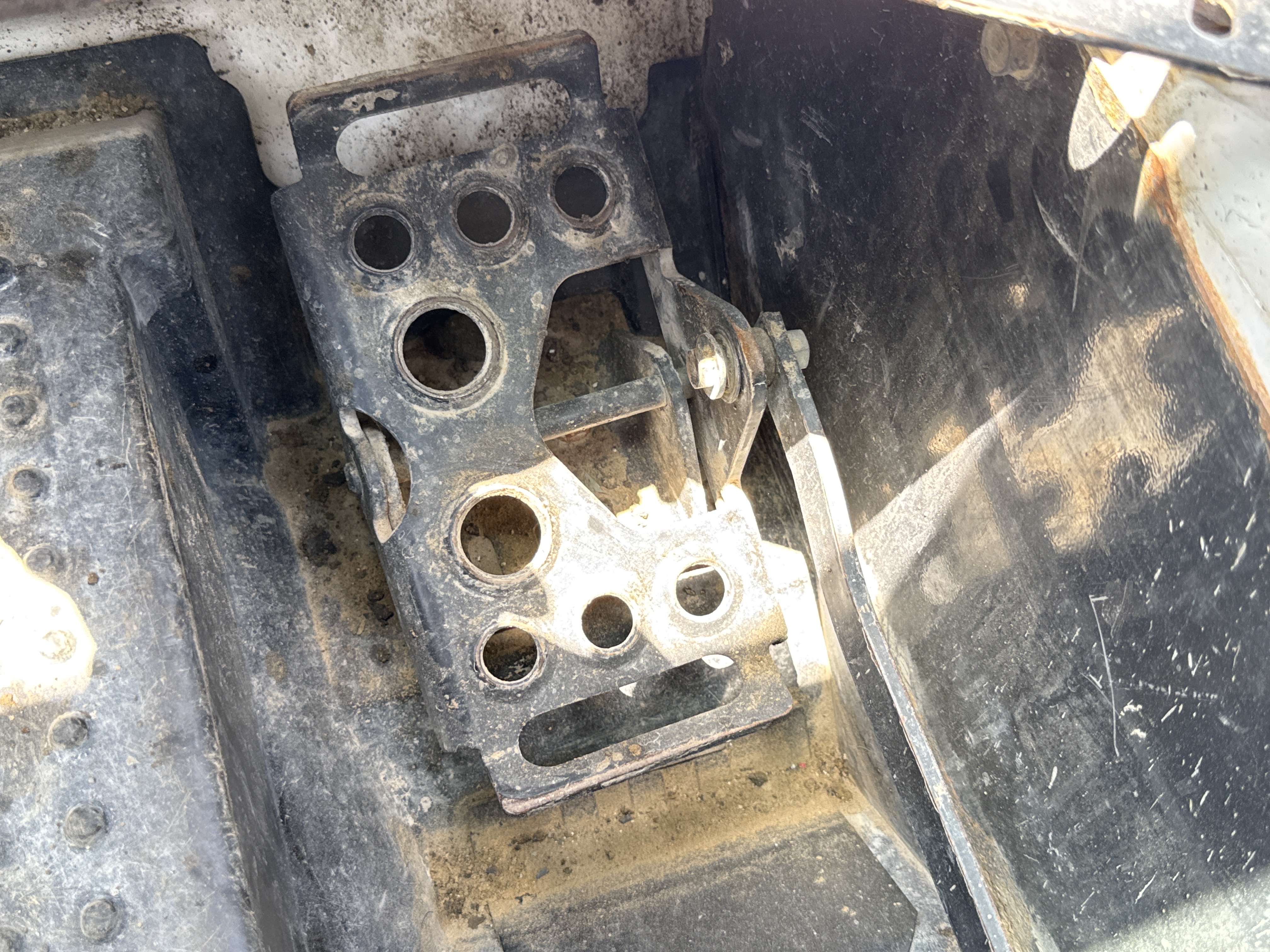 SSL-009-Bobcat-S510-skid-steer-loader-inspection-cabin-pedals-2