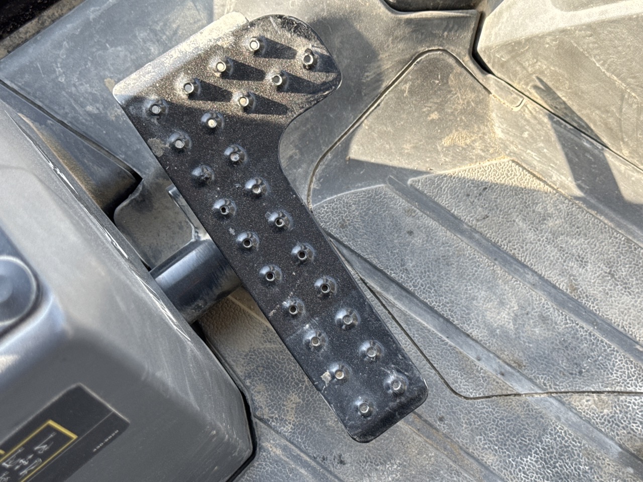 BHL-002- Cat-428-backhoe-loader-inspection-cabin-pedals-1