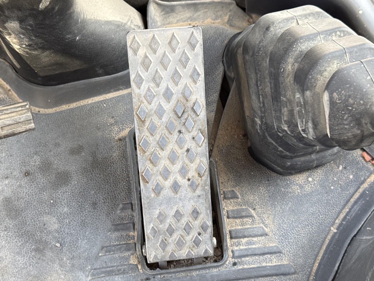 BHL-002- Cat-428-backhoe-loader-inspection-cabin-pedals-2