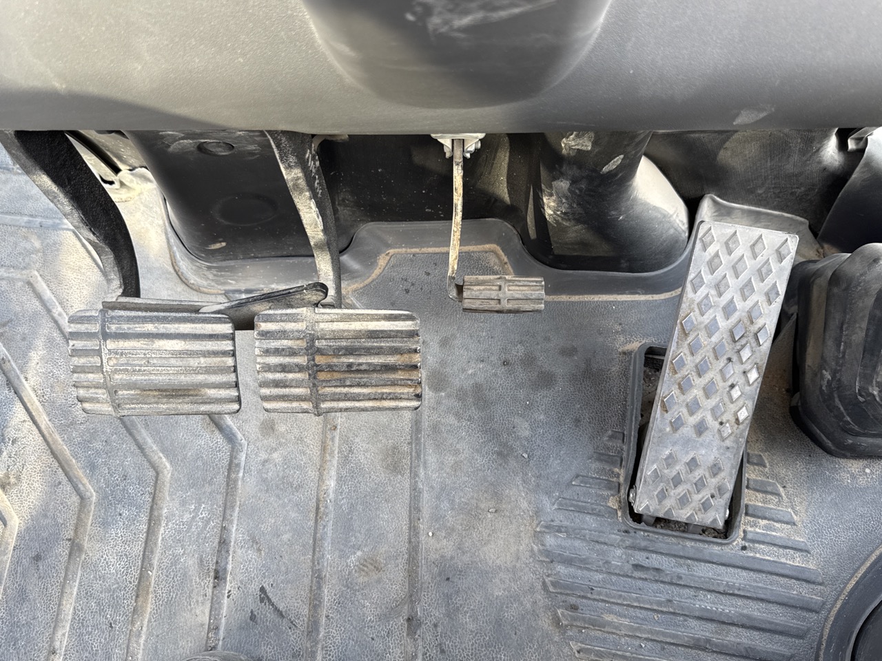 BHL-002- Cat-428-backhoe-loader-inspection-cabin-pedals-3