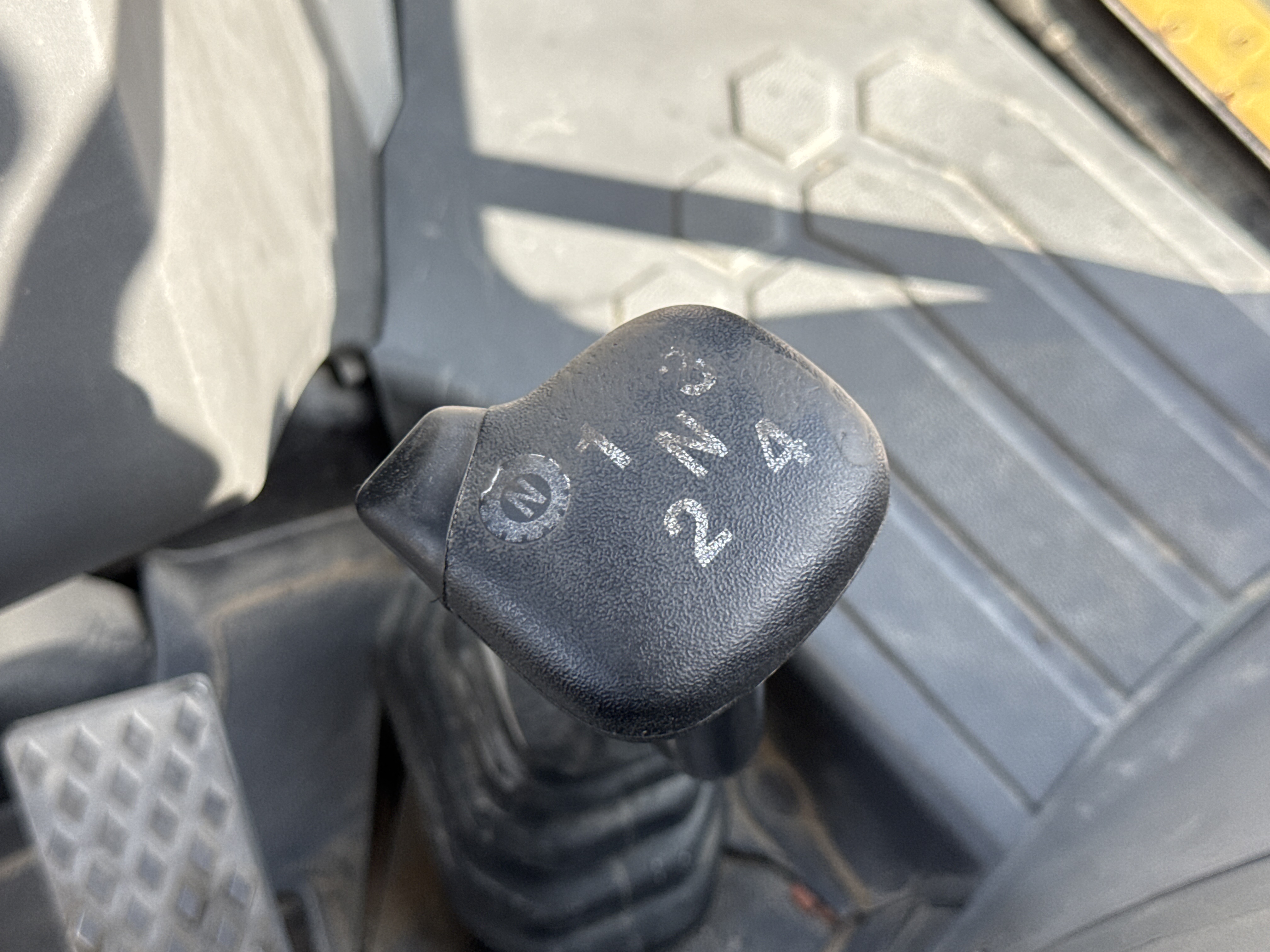 BHL-002-Cat-428-backhoe-loader-inspection-cabin-gear-lever-2