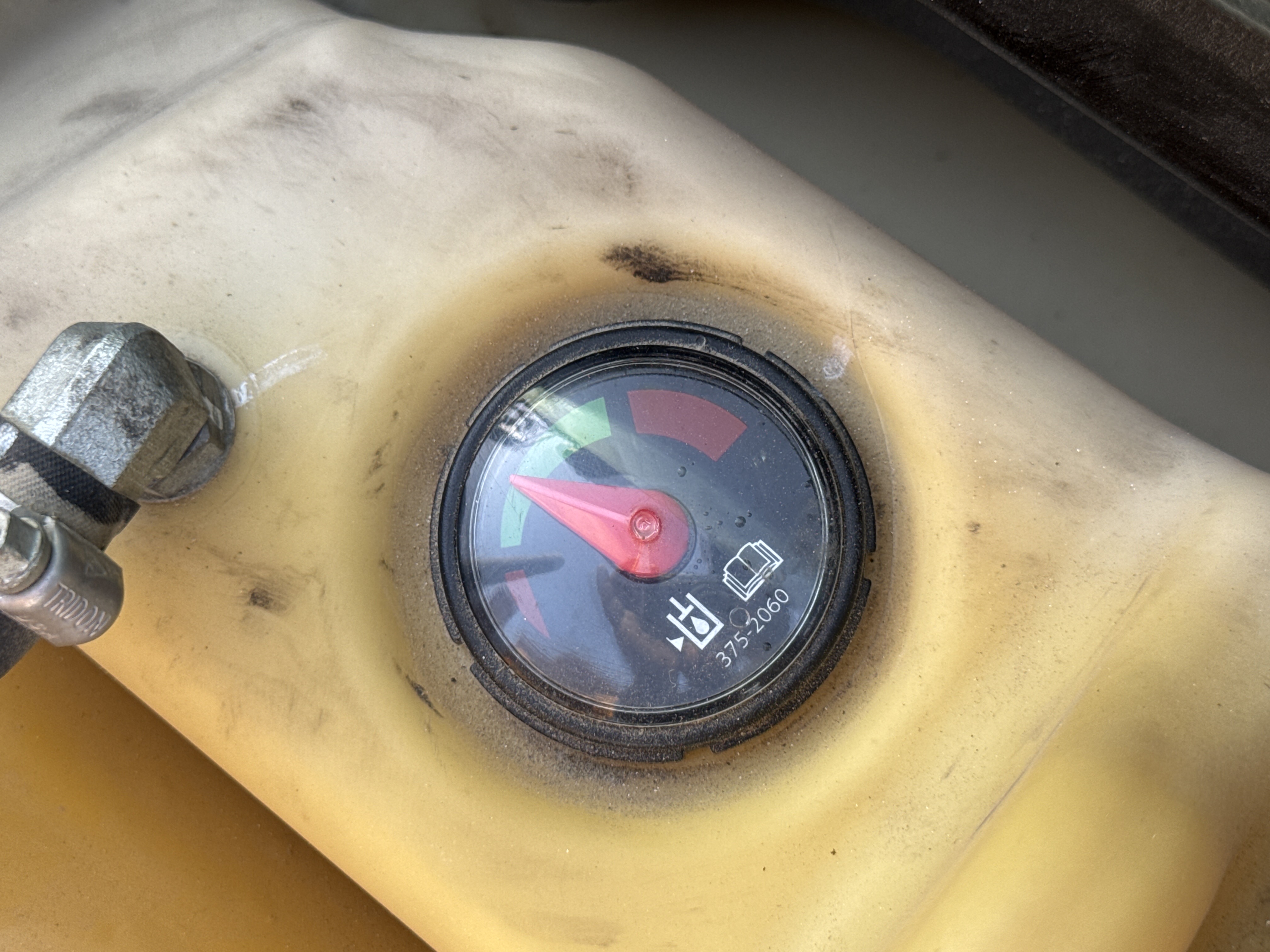BHL-002-Cat-428-backhoe-loader-inspection-hydraulics-hydraulic-tank-4