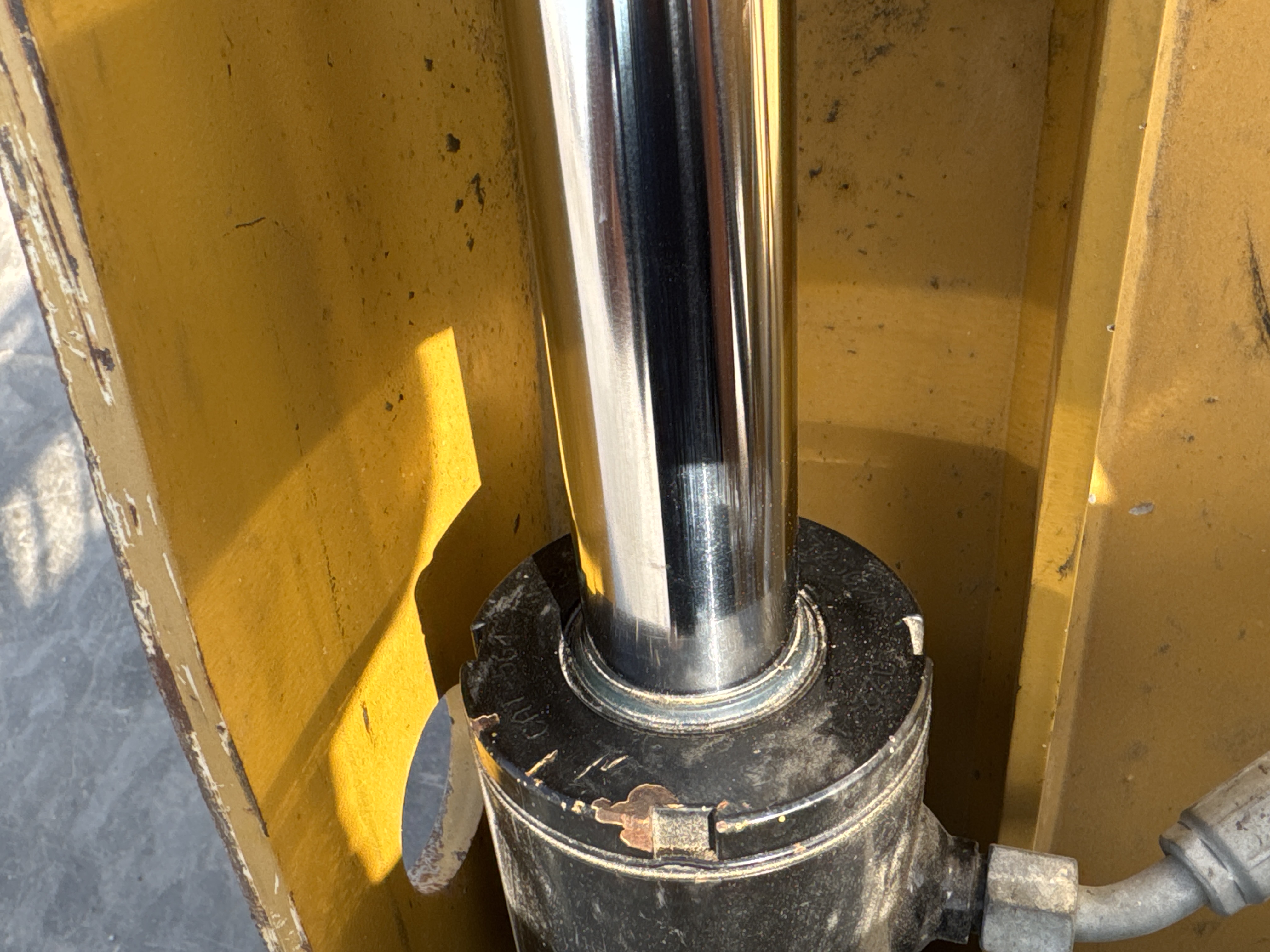 BHL-002- Cat-428-backhoe-loader-inspection-hydraulics-4-in-1-bucket-cylinders-2