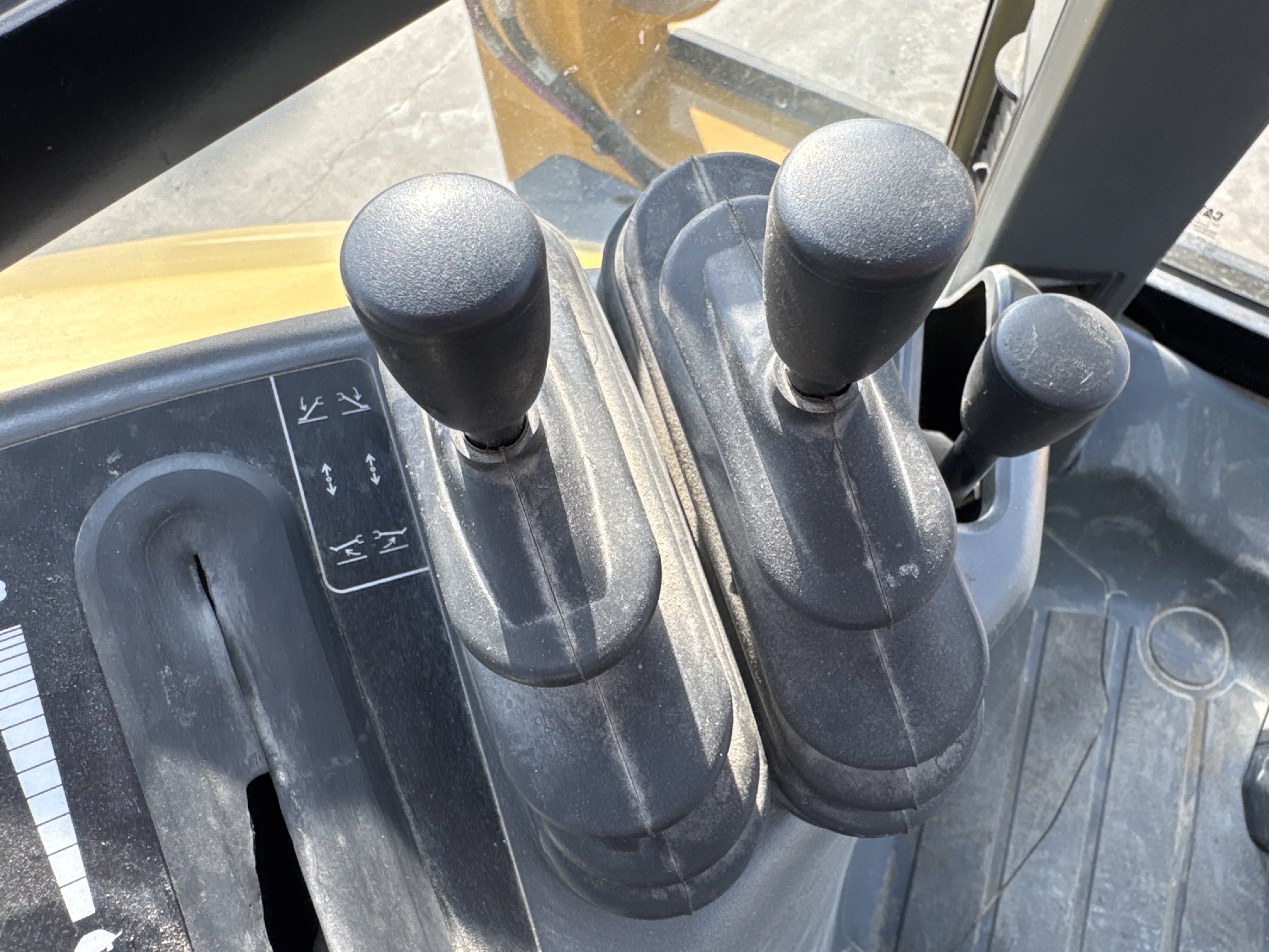 BHL-002- Cat-428-backhoe-loader-inspection-cabin-joysticks-2
