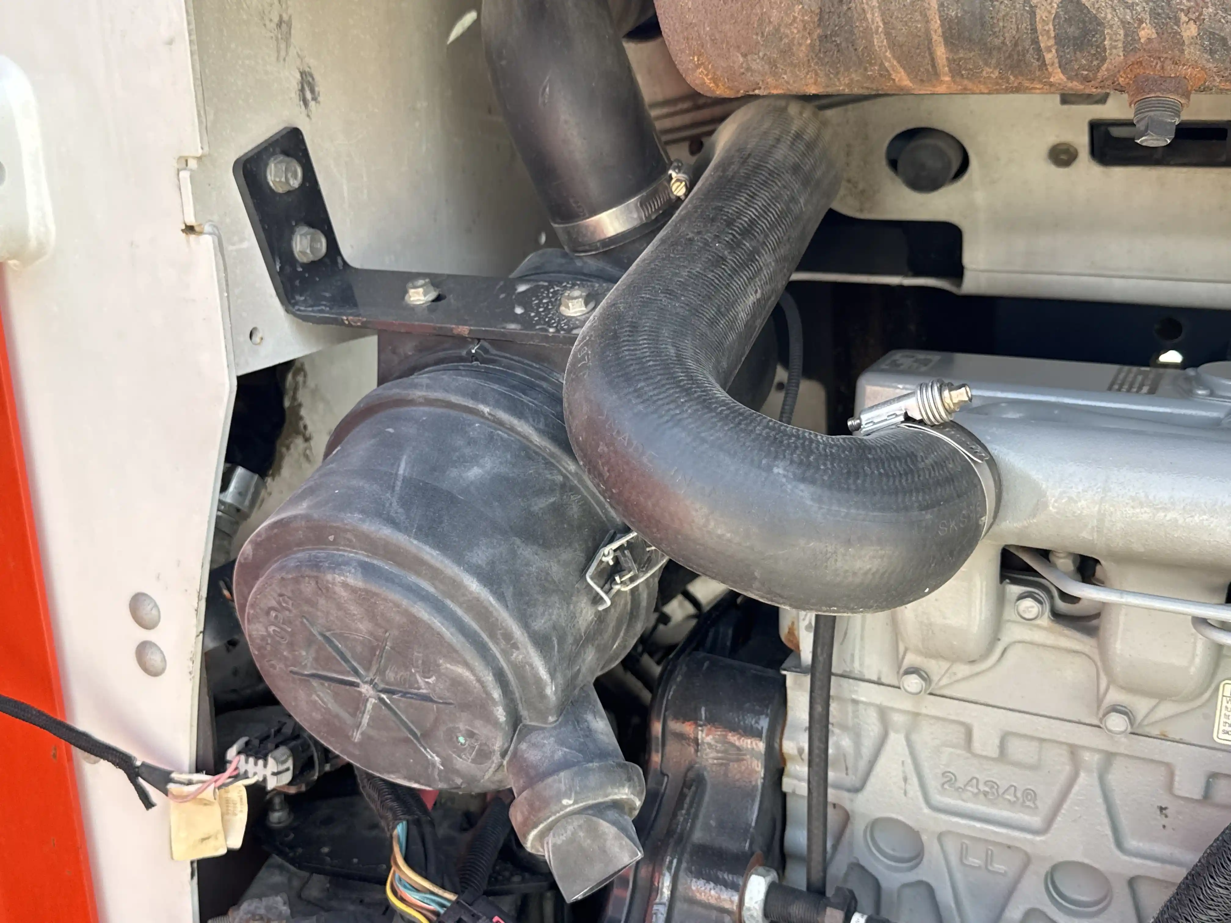 SSL-007-Bobcat-S510-skid-steer-loader-inspection-engine-air-intake-system-3