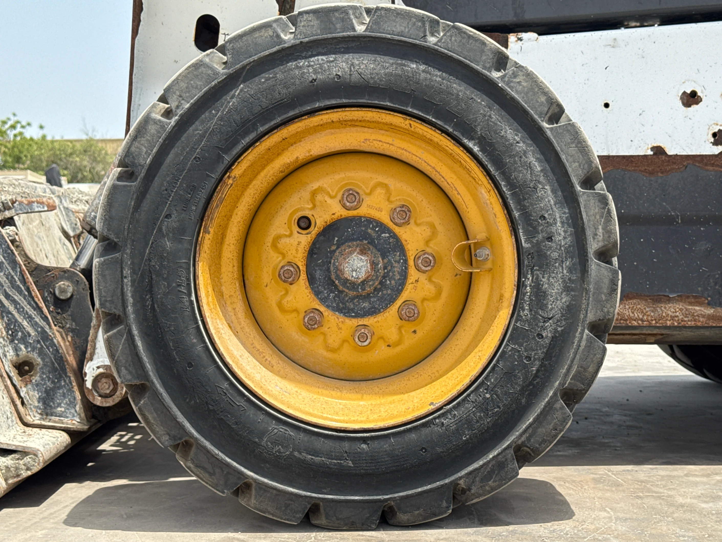 SSL-002-Bobcat-S510-skid-steer-loader-inspection-chassis-left-front-tire-wheel-hub-condition-1