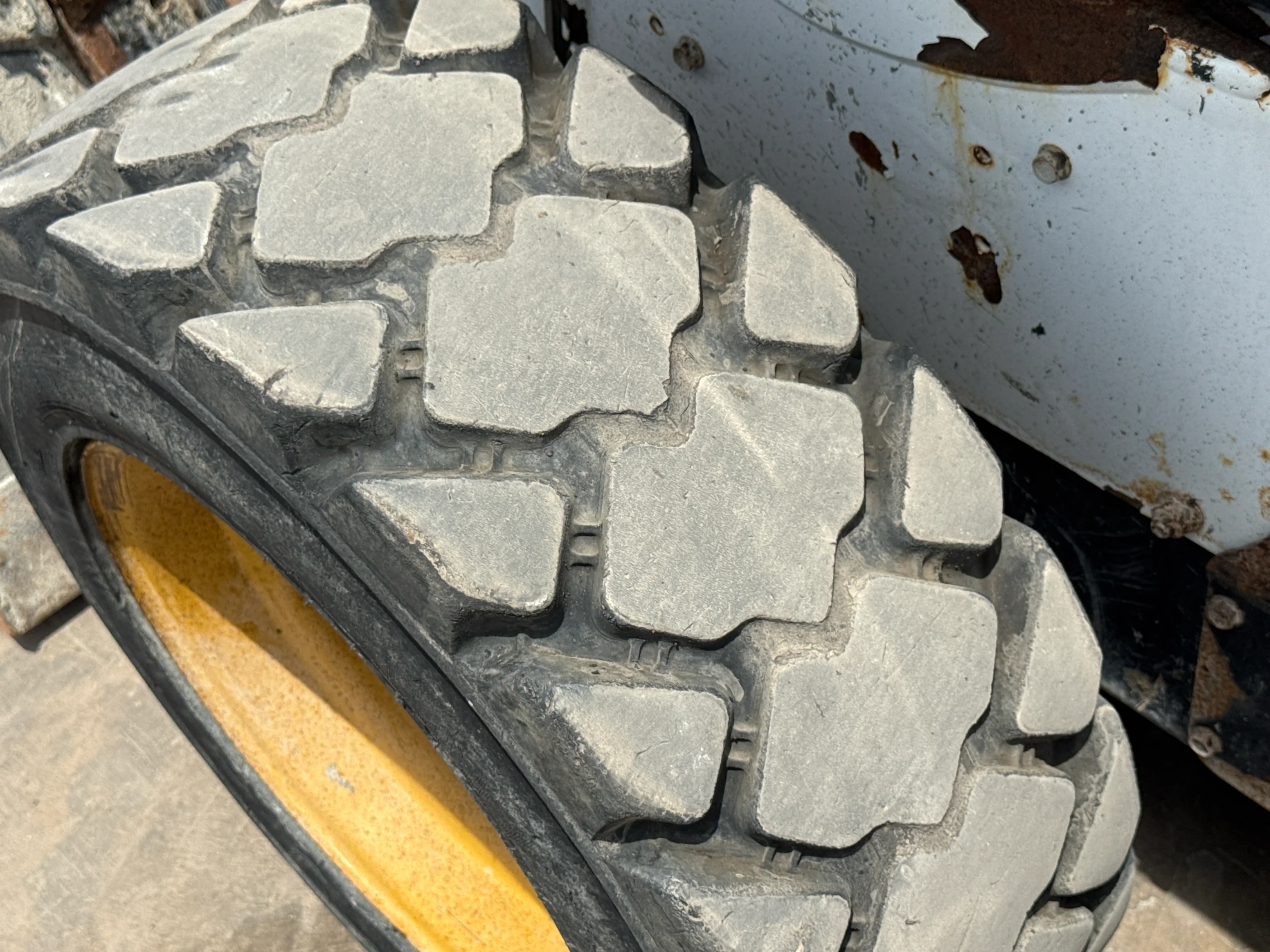 SSL-002-Bobcat-S510-skid-steer-loader-inspection-chassis-left-front-tire-wheel-hub-condition-2