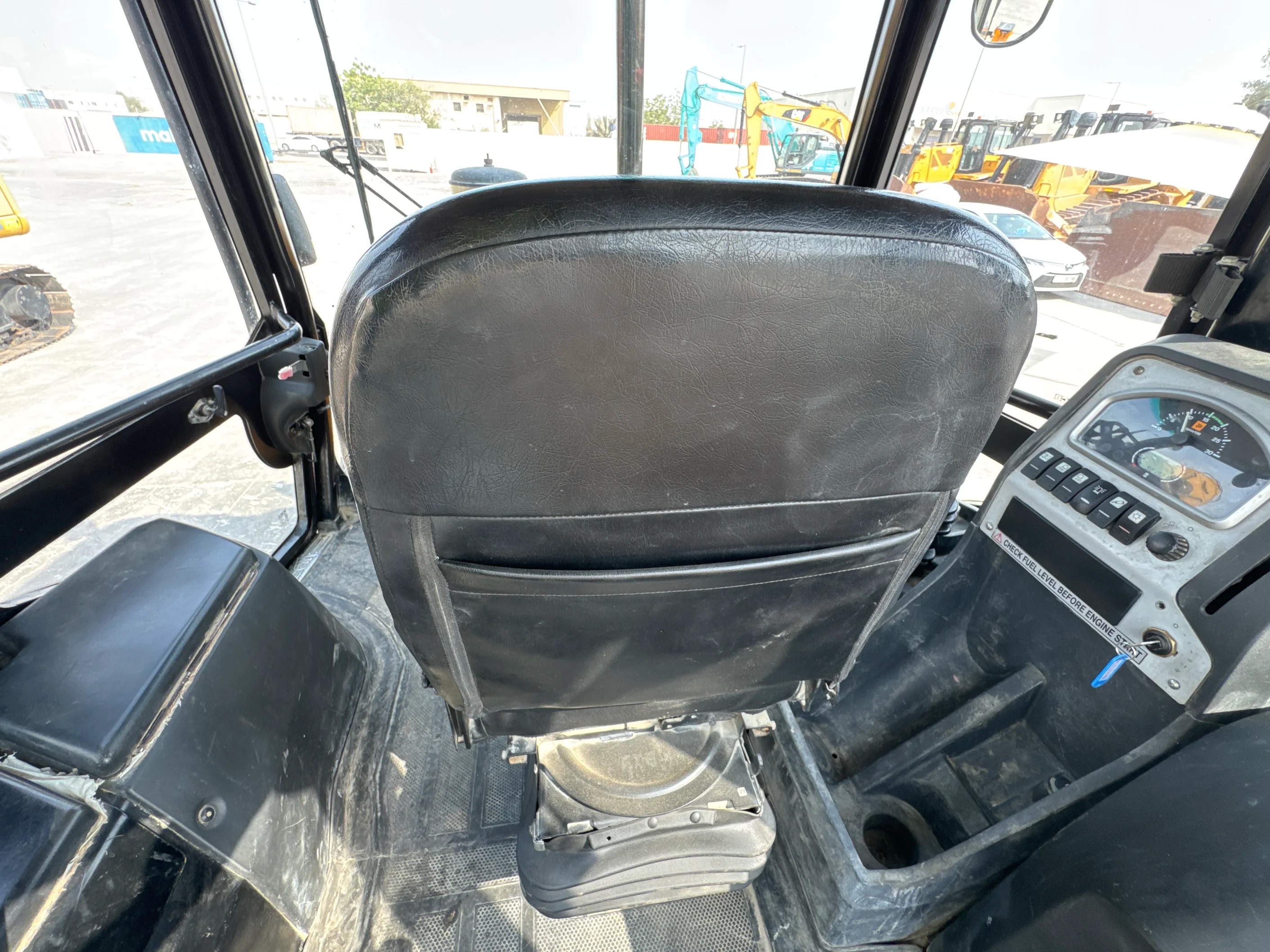 BHL-004-JCB-3DX-Plus-backhoe-loader-inspection-cabin-seats-armrests