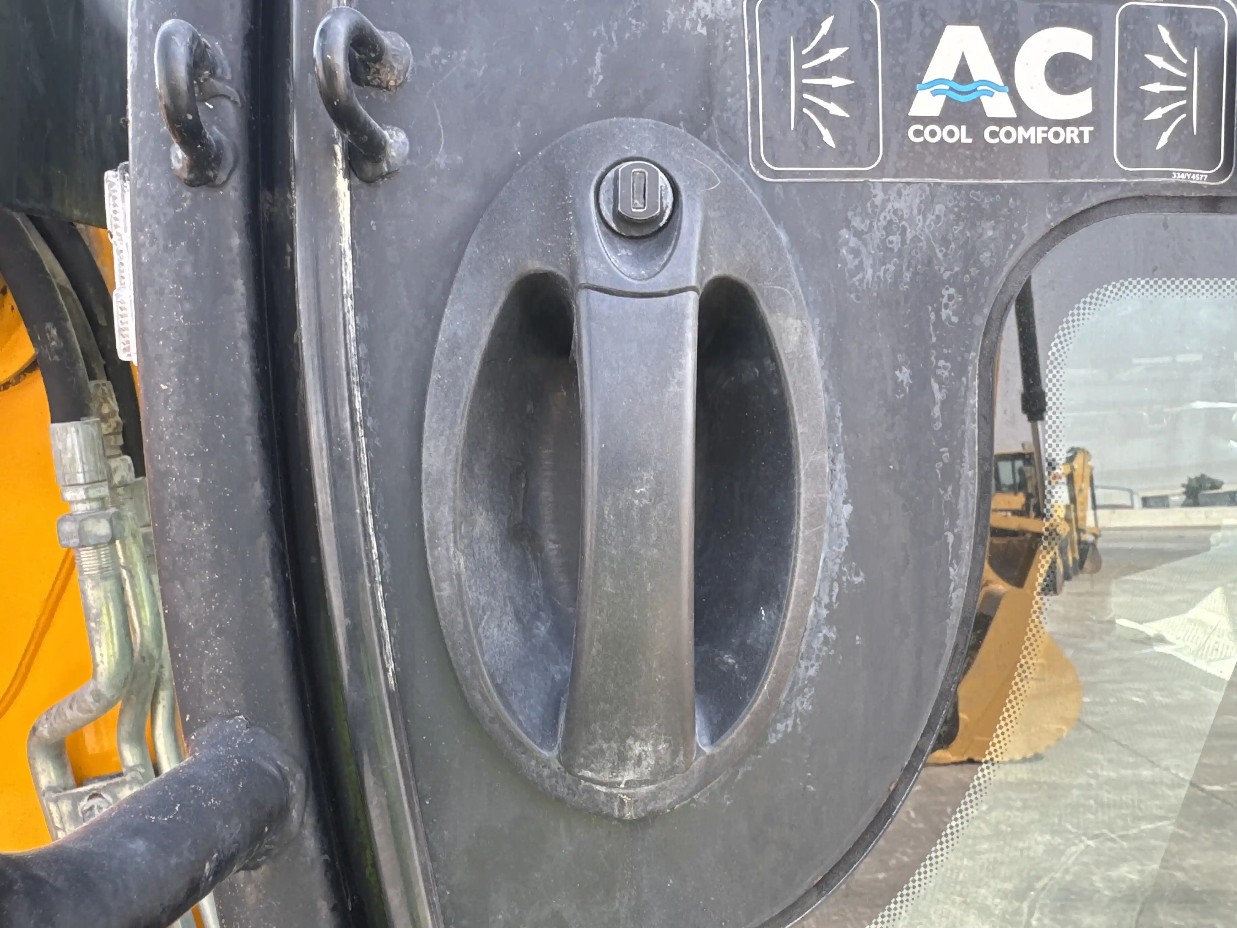 BHL-004-JCB-3DX-Plus-backhoe-loader-inspection-cabin-door-handles