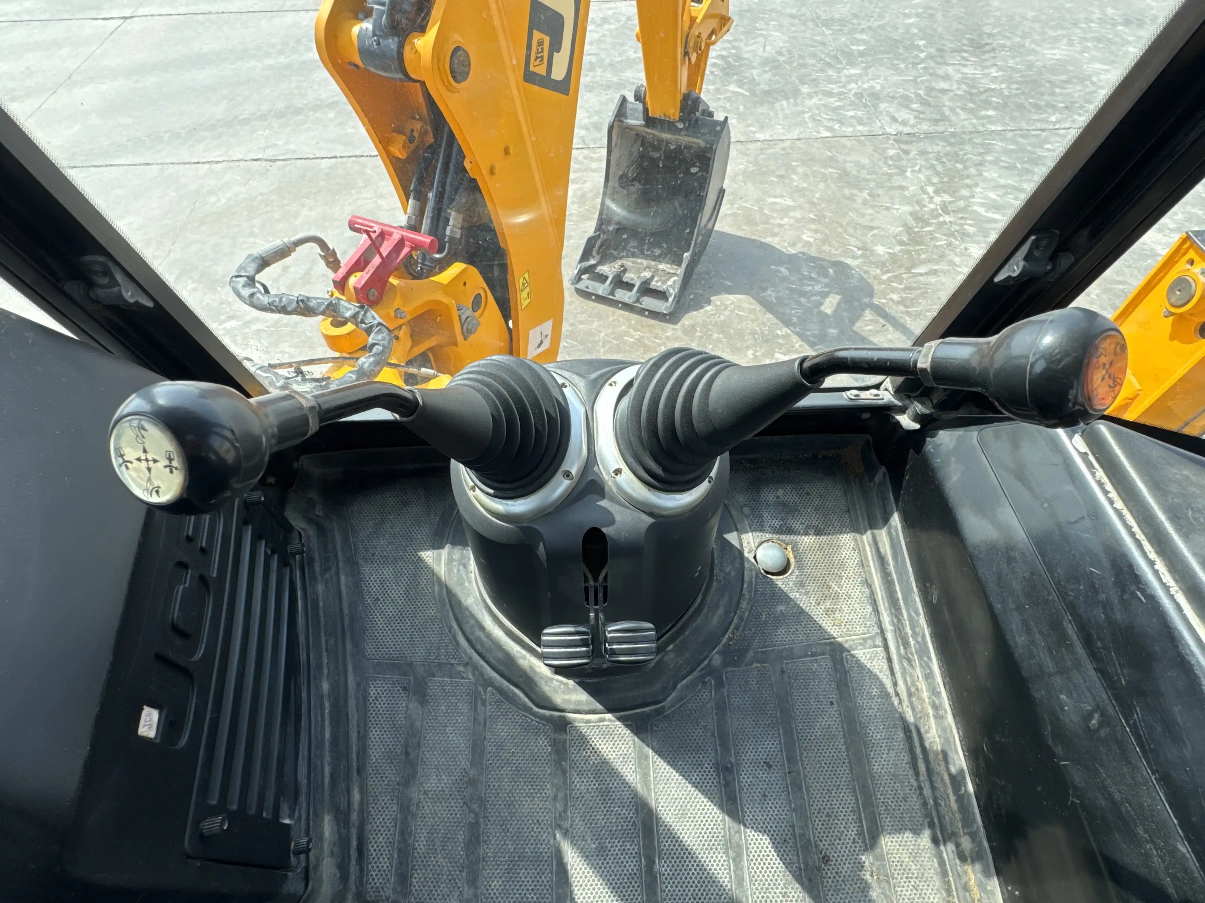 BHL-004-JCB-3DX-Plus-backhoe-loader-inspection-cabin-joysticks