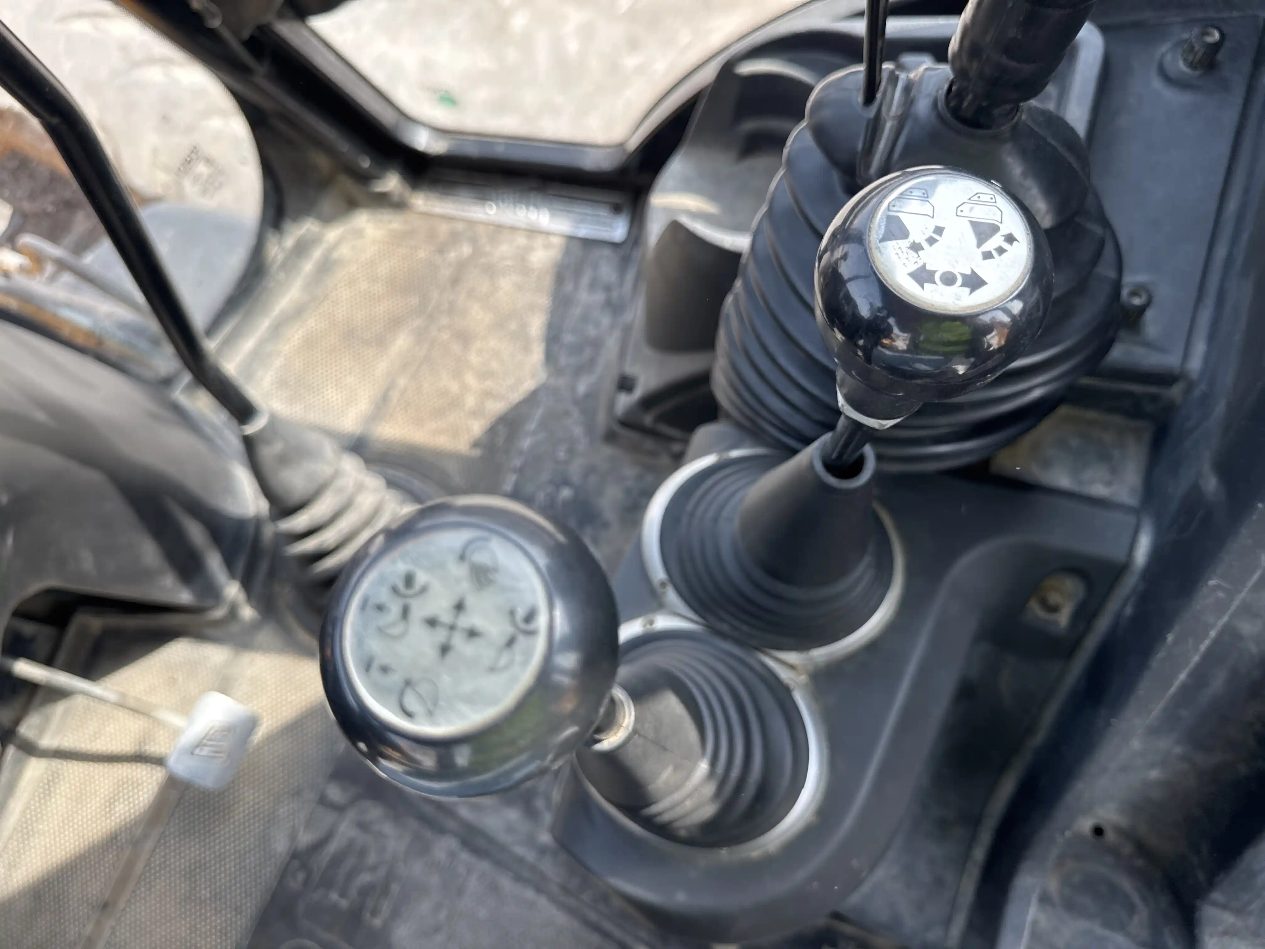 BHL-004-JCB-3DX-Plus-backhoe-loader-inspection-cabin-joysticks