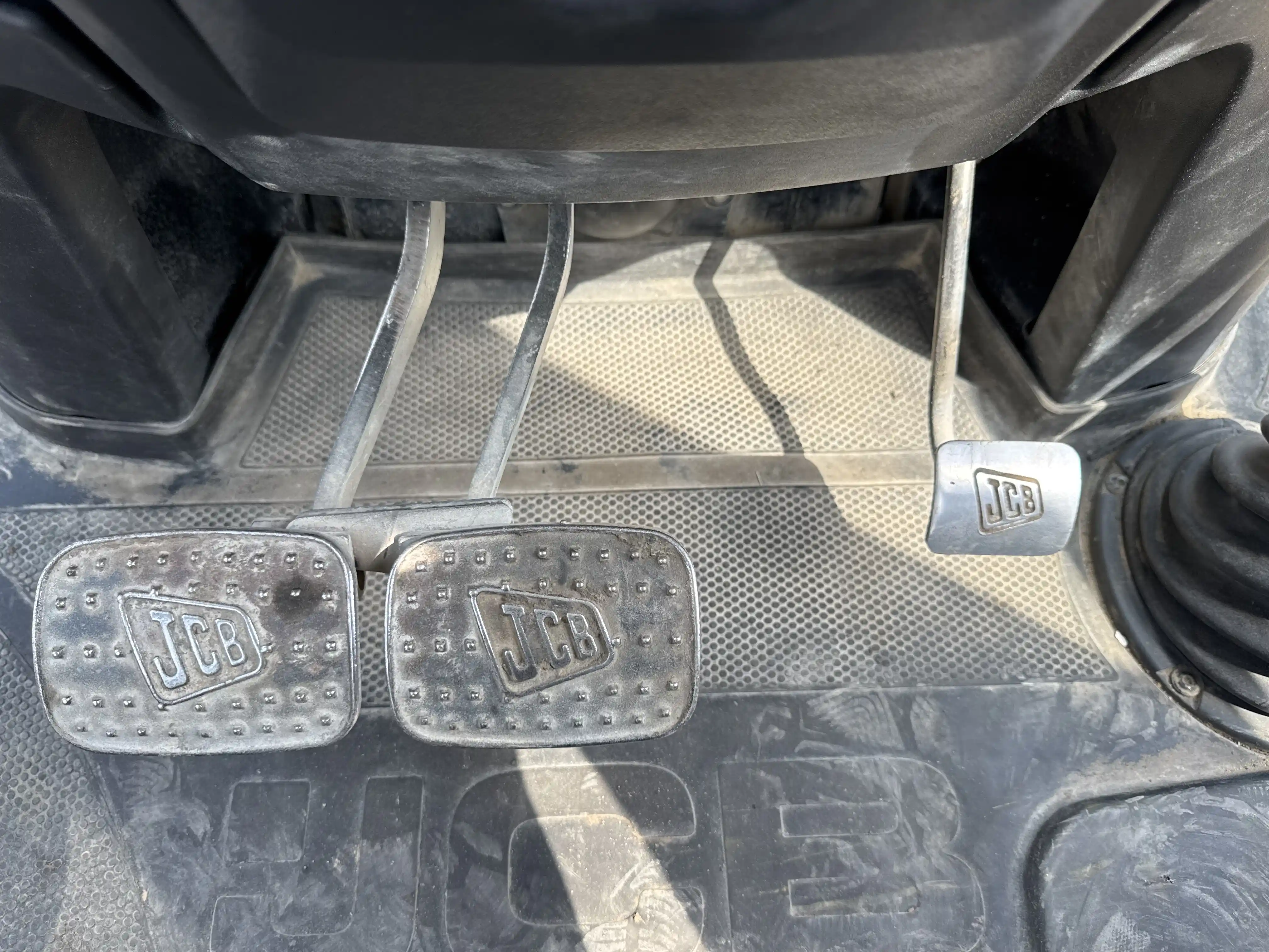 BHL-004-JCB-3DX-Plus-backhoe-loader-inspection-cabin-pedals