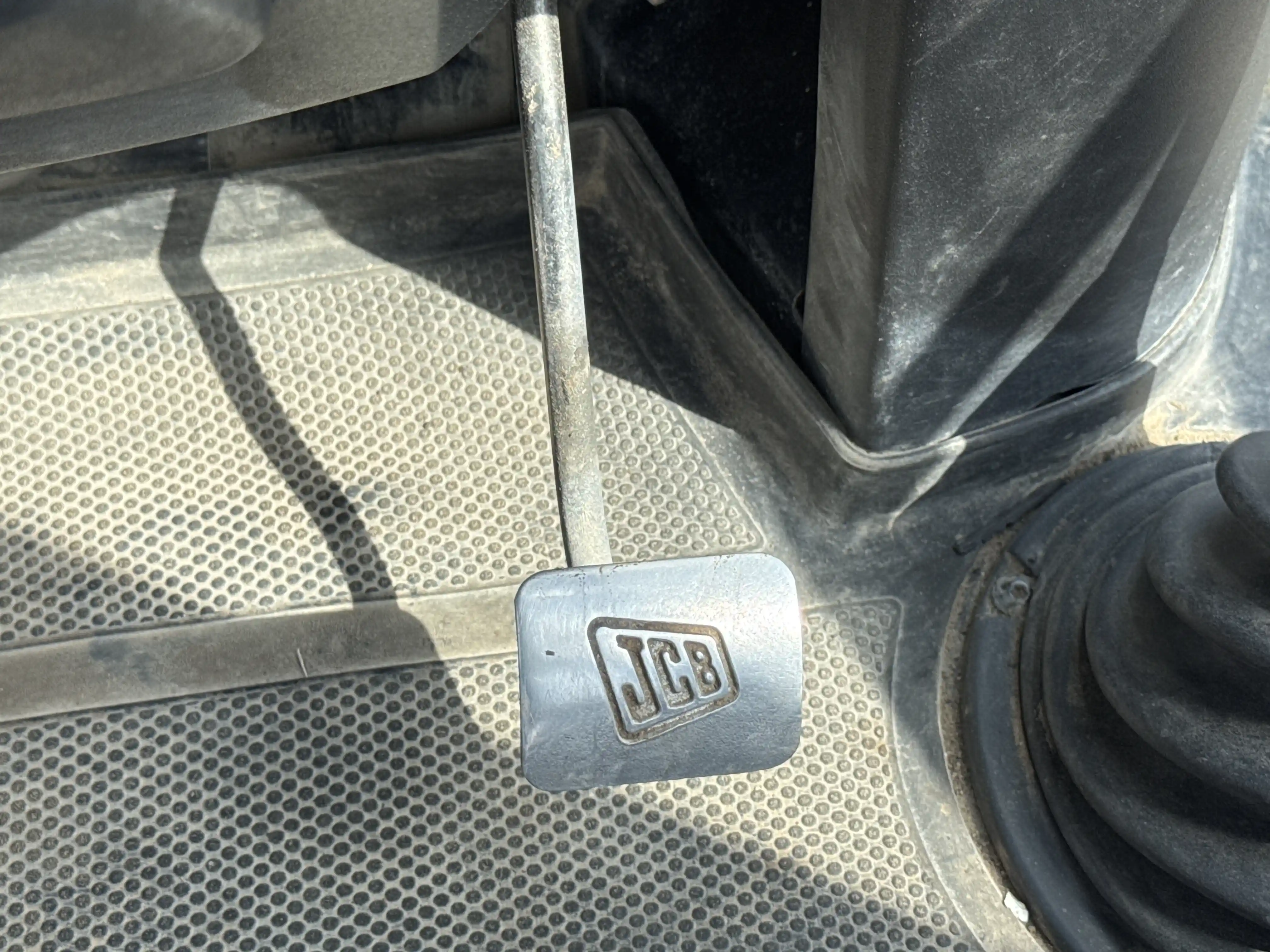 BHL-004-JCB-3DX-Plus-backhoe-loader-inspection-cabin-pedals